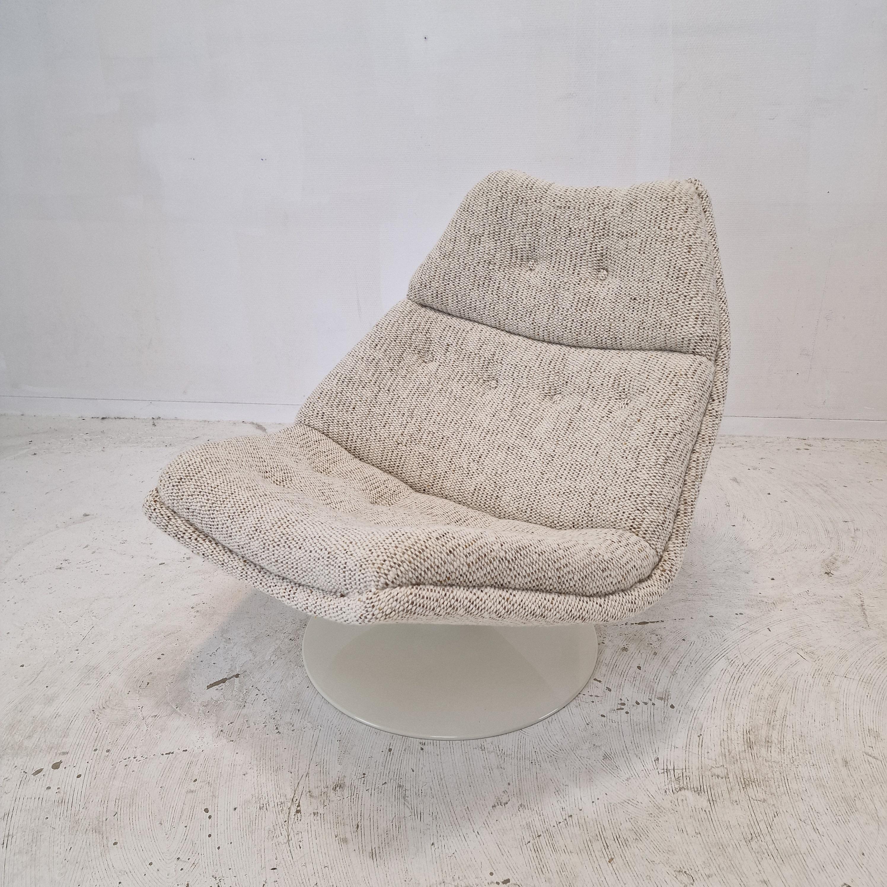 Sehr bequemer Artifort Sessel Modell F511. 
Entworfen von dem berühmten englischen Designer Geoffrey Harcourt in den 60er Jahren. 

Der Stuhl wurde gerade mit neuem Stoff und neuem Schaumstoff restauriert.
Er ist mit einem wunderschönen und