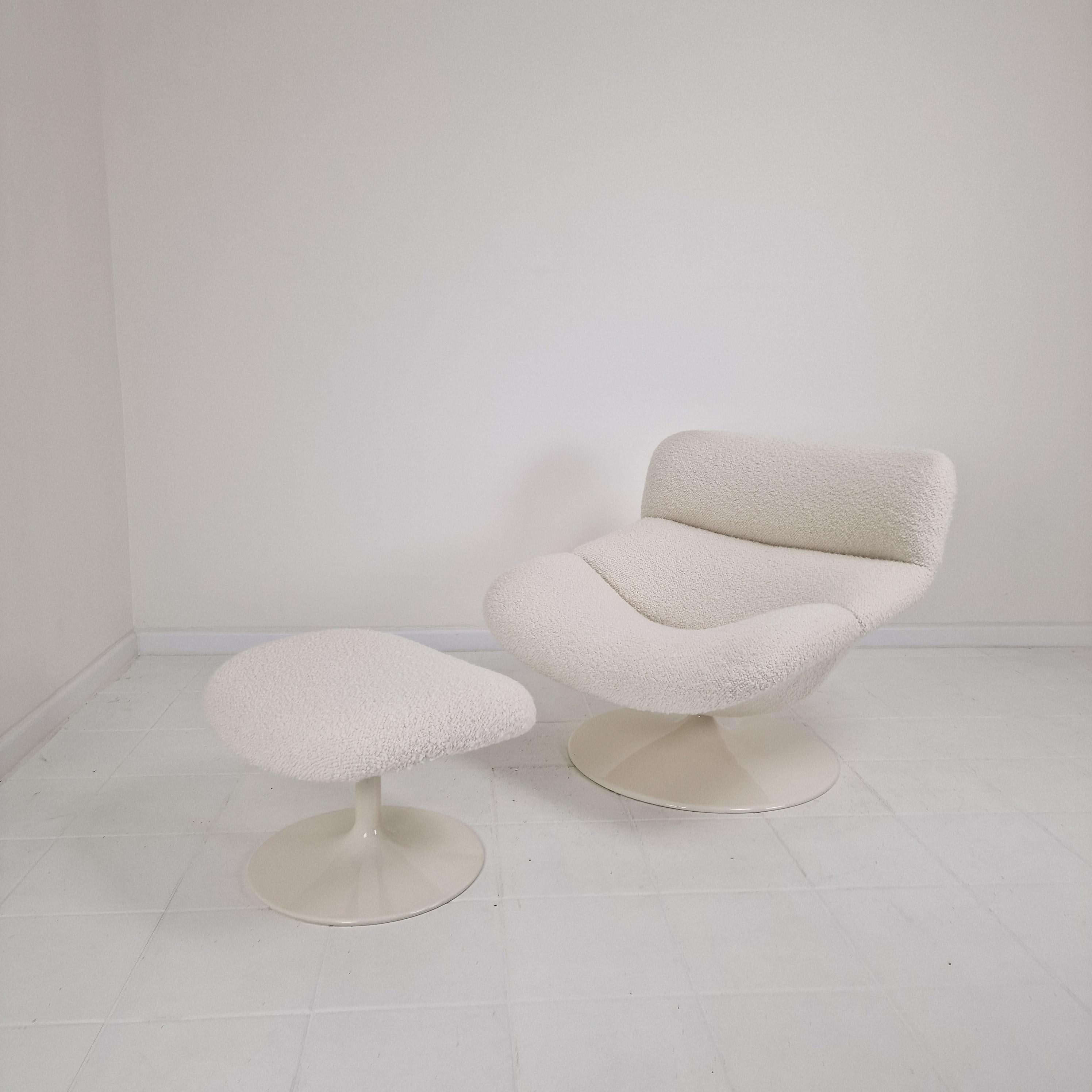 Extremely comfortable Artifort F518 lounge chair with ottoman. 
Designed by the famous English designer Geoffrey Harcourt in the 70's. 

Very solid wooden frame with a large pivoting metal foot.

The chair and the ottoman are just upholstered with