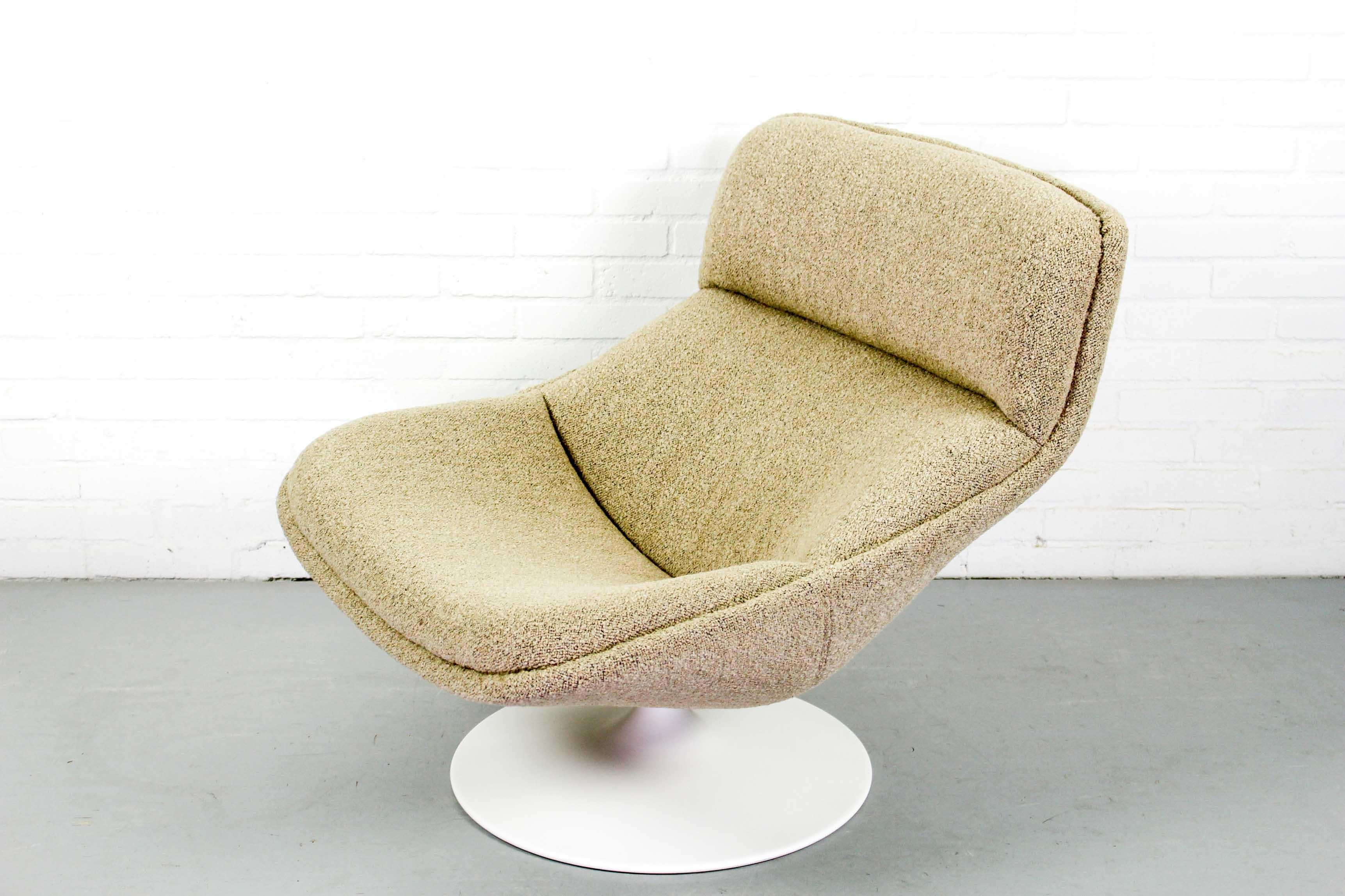 Lounge Swivel chair by Geoffrey Harcourt for Artifort, 1970s. Model F522. This chair has a metal round base and is reupholsterd with high quality boucle fabric (Designtex Lambert color: Latte BOUCLE). In a very good vintage condition. Looks great in