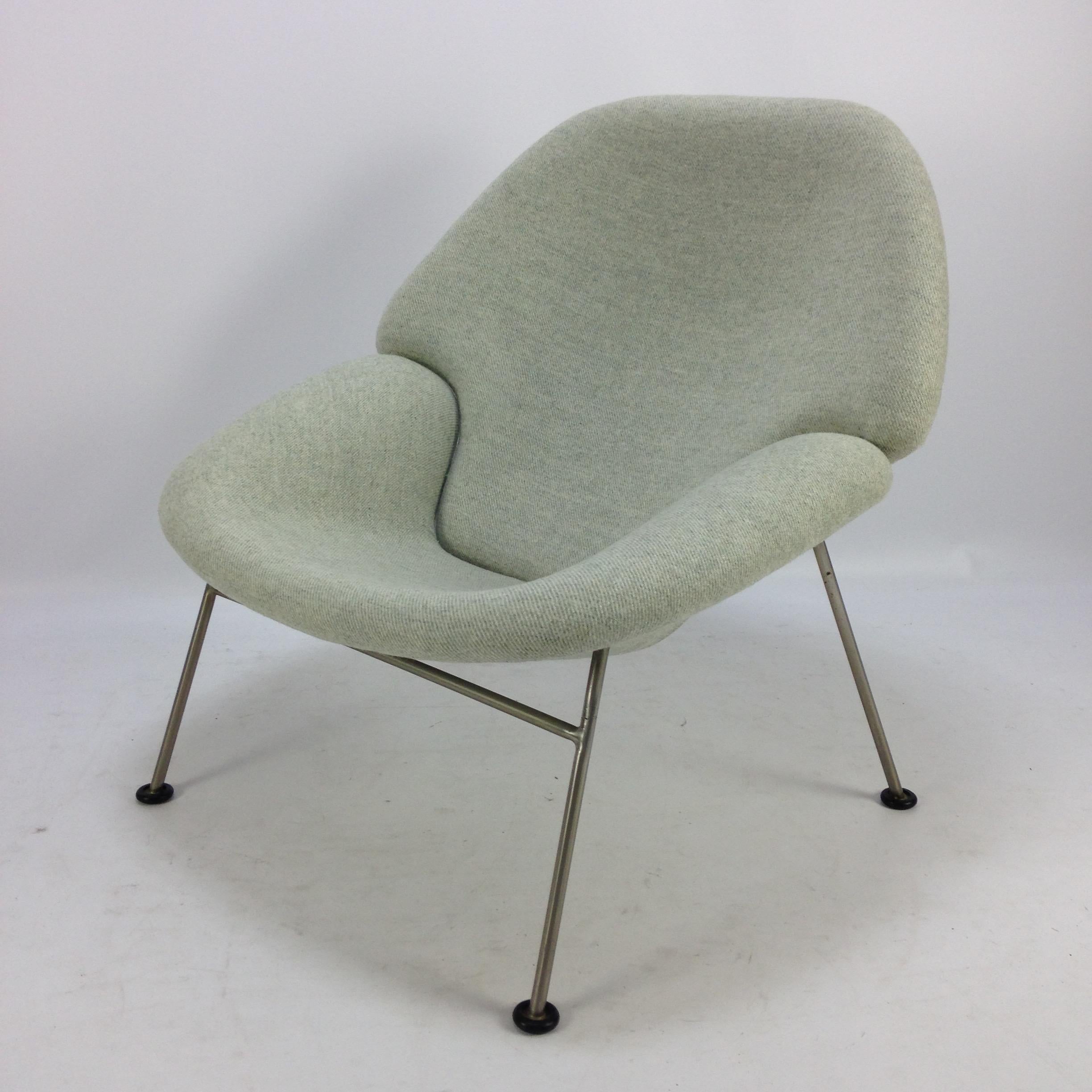 Very rare F555 model, designed by Pierre Paulin for Artifort in the 60's.
Just upholstered with new foam and lovely high quality 100% wool fabric. The chair is in perfect condition. Very comfortable chair!
  