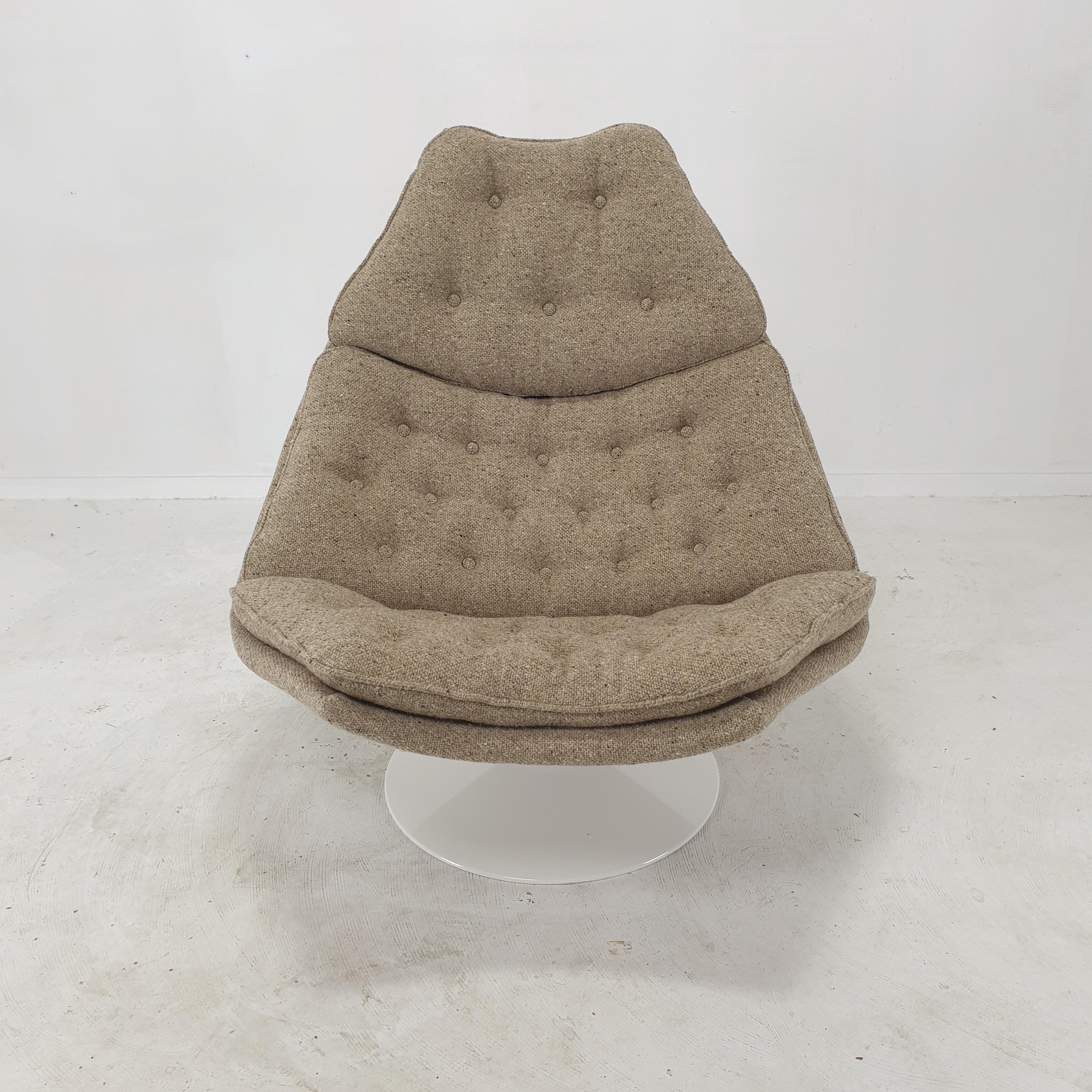 Very cosy and comfortable Artifort model F588 lounge chair. 
Designed by the famous English designer Geoffrey Harcourt in the 60's. 

The chair is just restored with new fabric and new foam.
It is just reupholstered with extraordinary wool