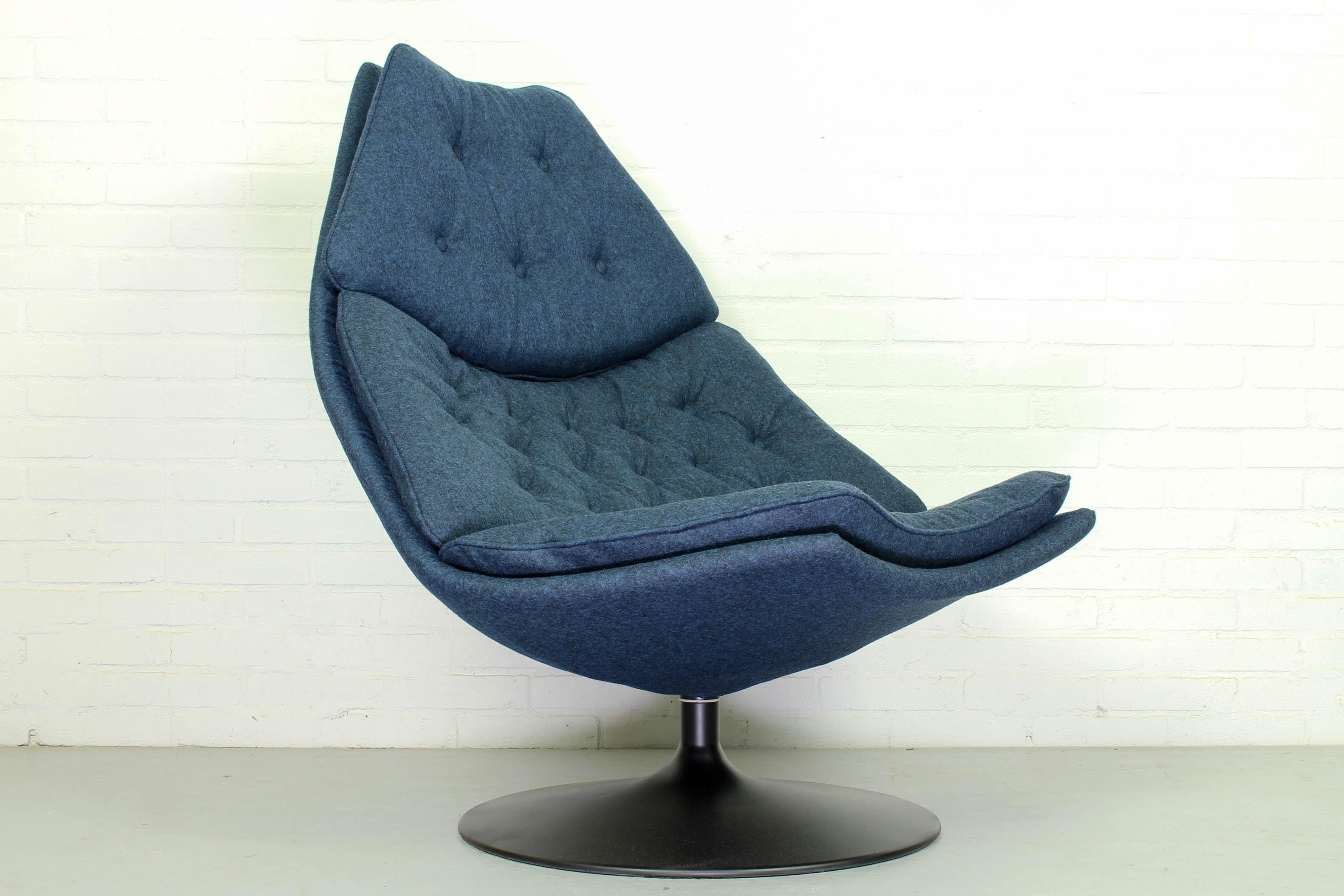 In 1962 British designer Geoffrey Harcourt (1935) joined the Artifort team, and developed the luxury ‘F-series’ lounge chairs in the late 1960s. There are two sizes of this model and this is the larger model with the high back. Very comfortable, the