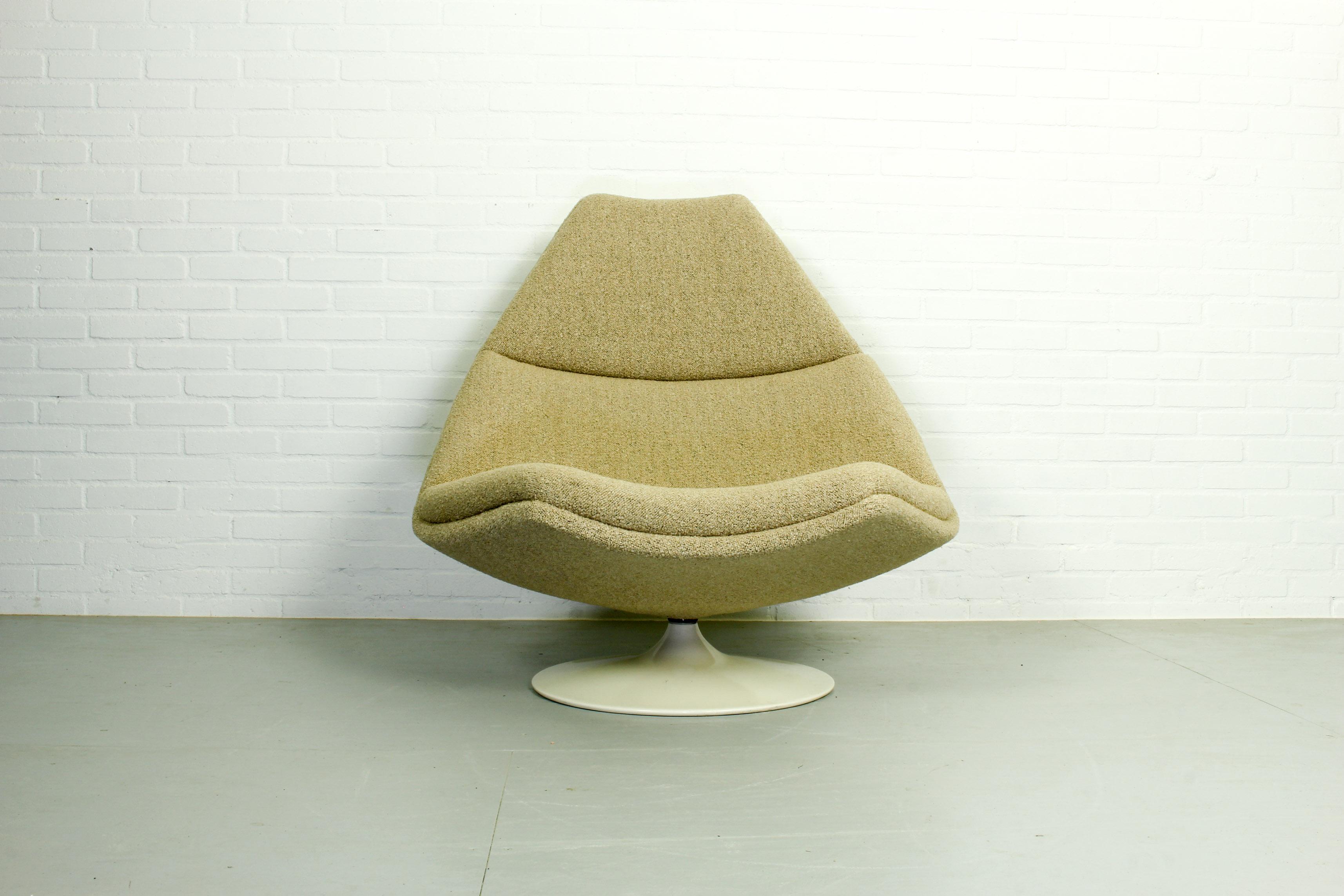 An original F590 swivel lounge chair by Geoffrey Harcourt for Artifort, 1960s. This chair has a metal base and is reupholstered in high quality boucle fabric (Designtex Lambert color: Latte BOUCLE ). Dimensions: 92cm H, 93cm W and 92cm D.
 