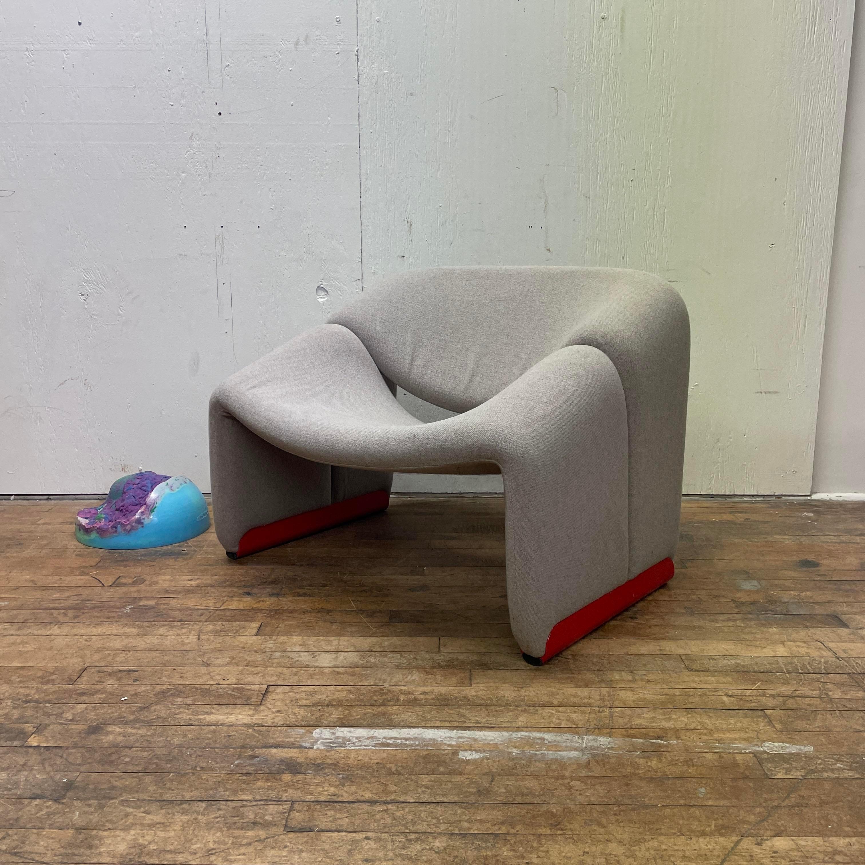 An original vintage Groovy chair designed by Pierre Paulin for Artifort. This piece has its original grey fabric and a vibrant red metal base. It comes from an estate full of Artifort furniture, much of which is available in our shop.

This chair