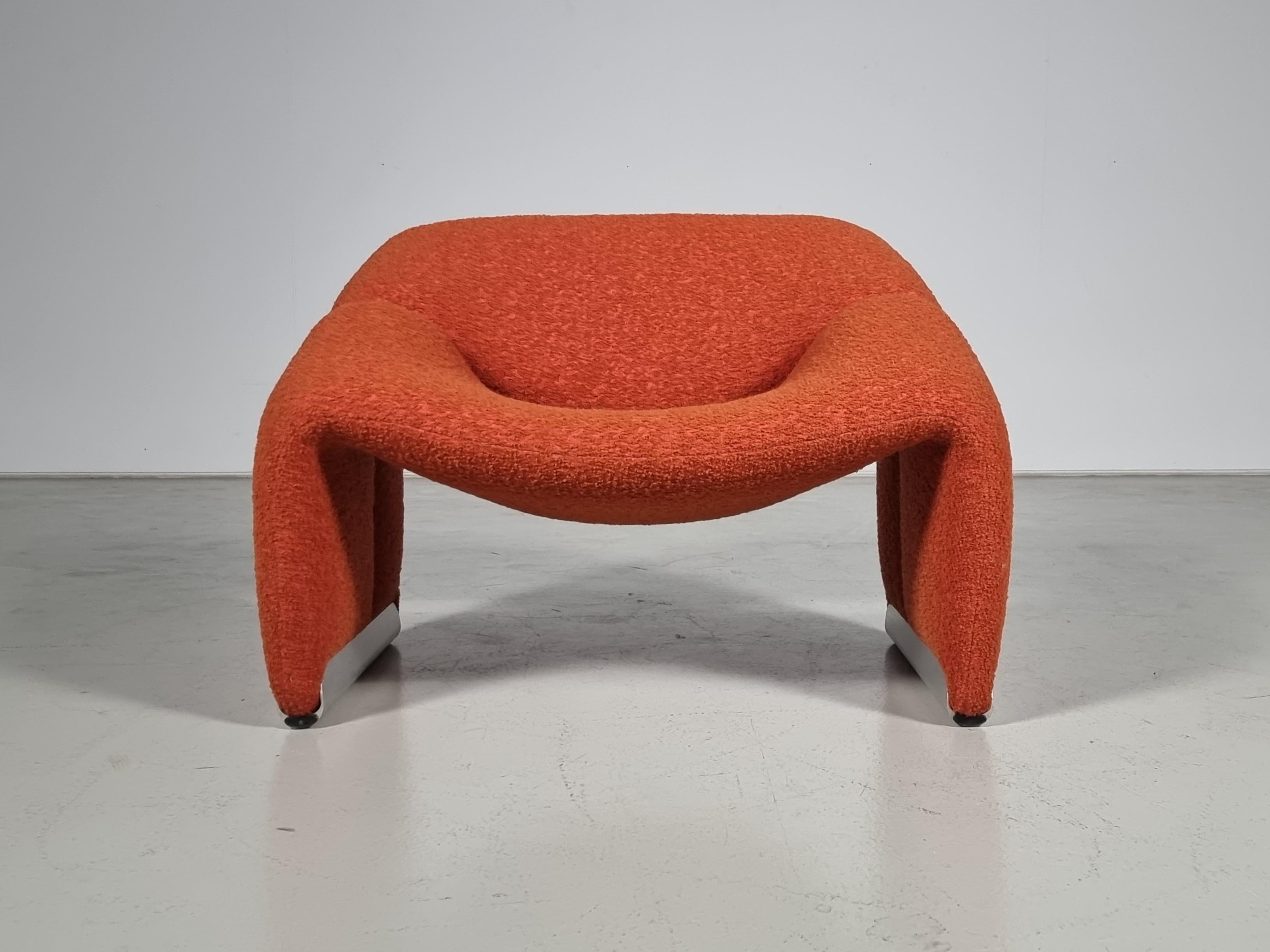 La chaise Groovy, ou F598, a été conçue en 1973 par le grand designer français Pierre Paulin pour le fabricant de meubles le plus avant-gardiste des Pays-Bas, Artifort. Leur compacité alliée à un grand confort et, bien sûr, à un look iconique ont
