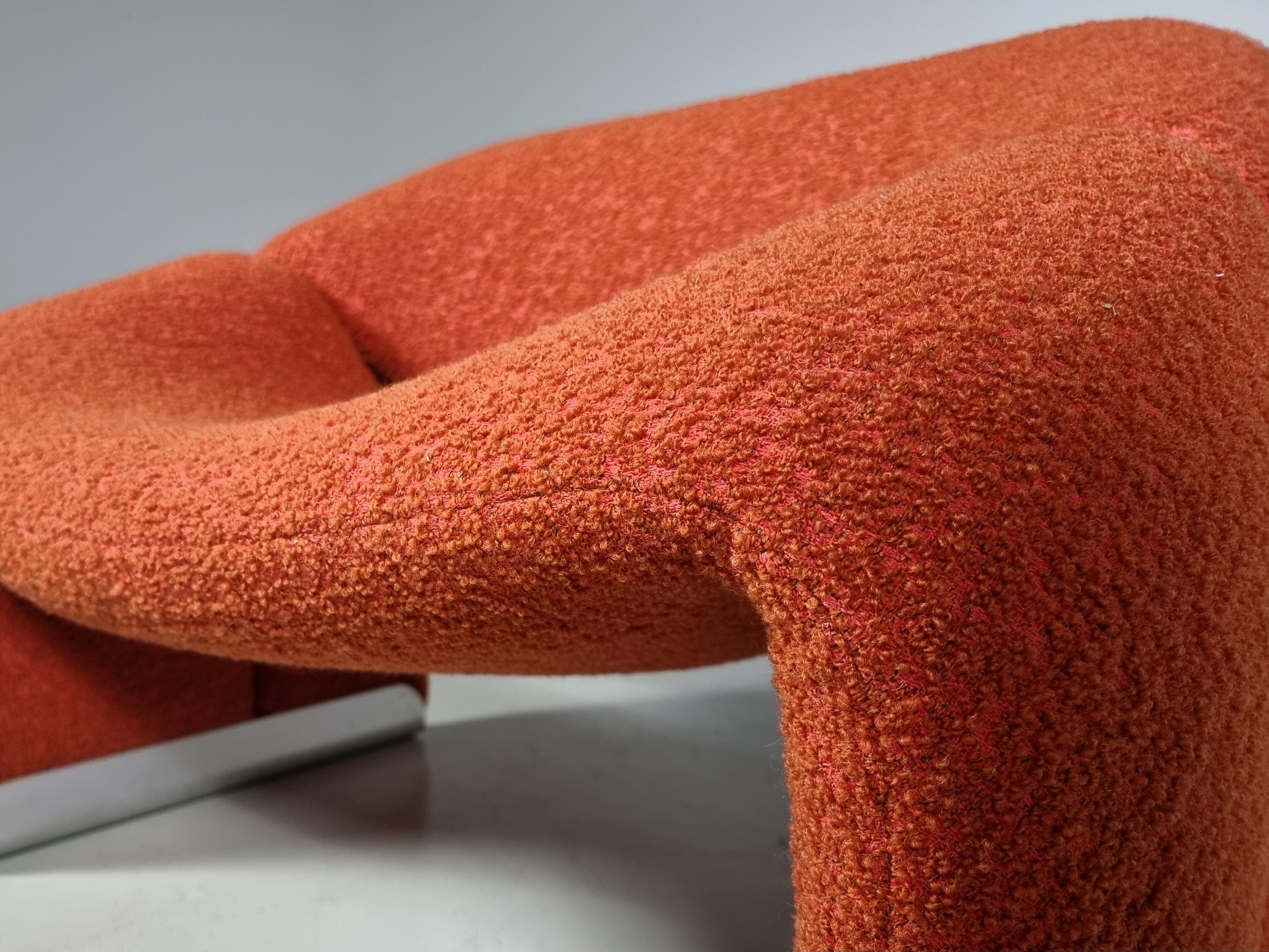 Fabric F598 Groovy 'M' Chair in orange/red boucle by Pierre Paulin for Artifort, 1980s For Sale