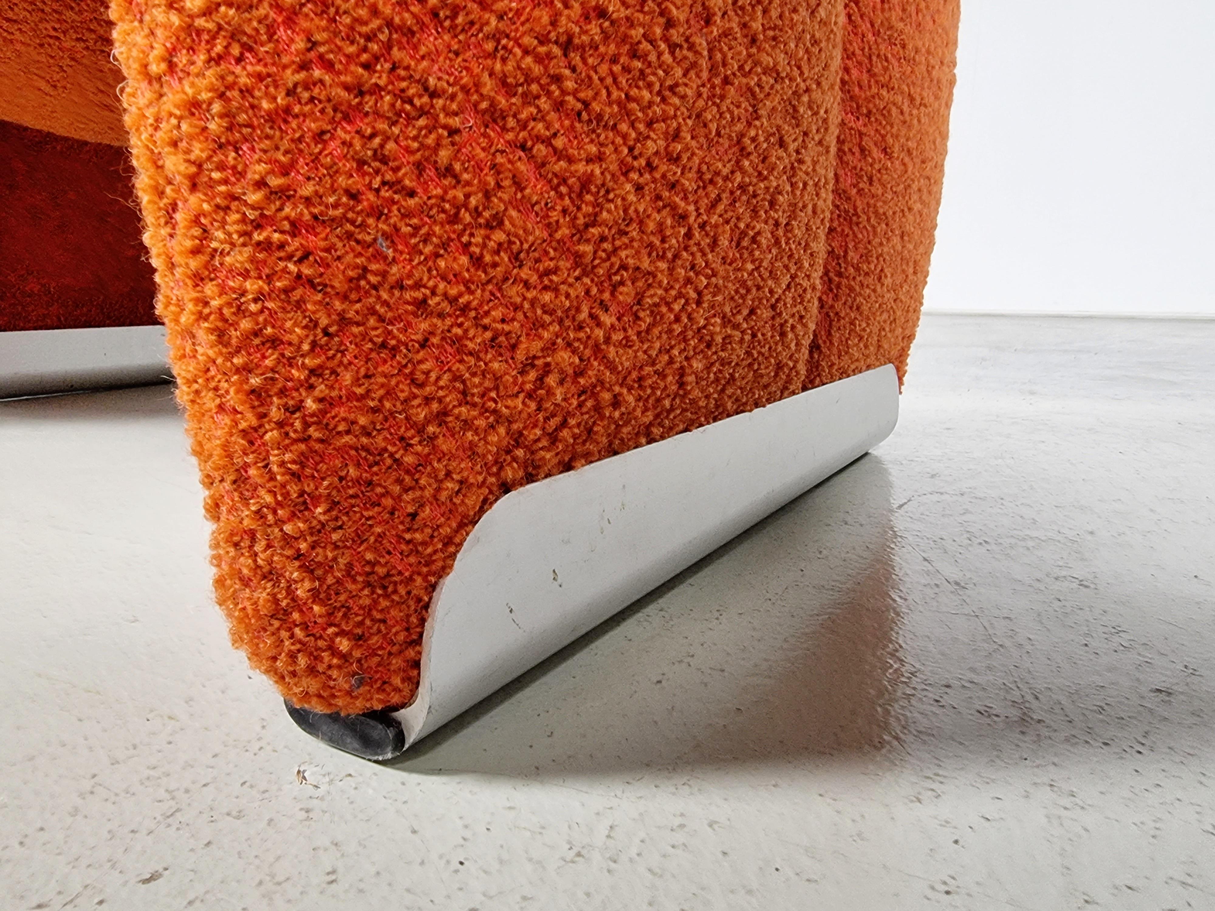F598 Groovy 'M' Chair in orange/red boucle by Pierre Paulin for Artifort, 1980s For Sale 1