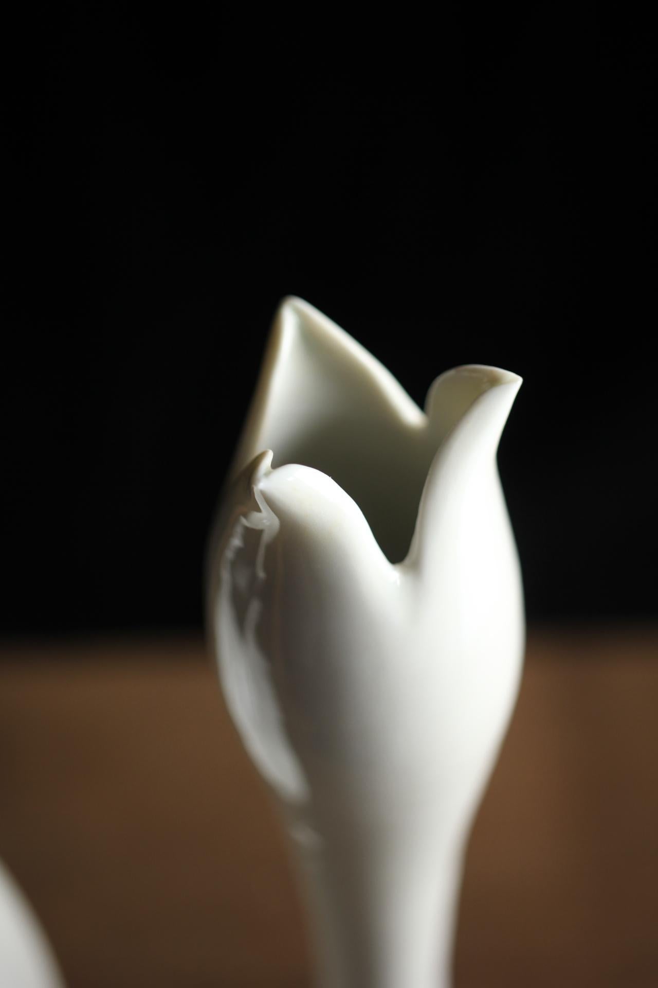 F6 Arte giapponese Takeshi Kawase Vaso di fiori/bocciolo in porcellana bianca, coppia in vendita 5