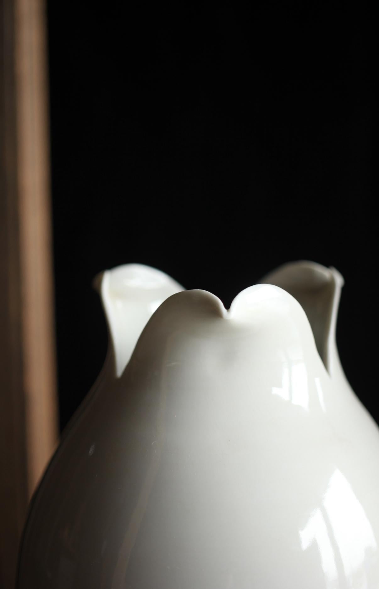 Ceramica F6 Arte giapponese Takeshi Kawase Vaso di fiori/bocciolo in porcellana bianca, coppia in vendita