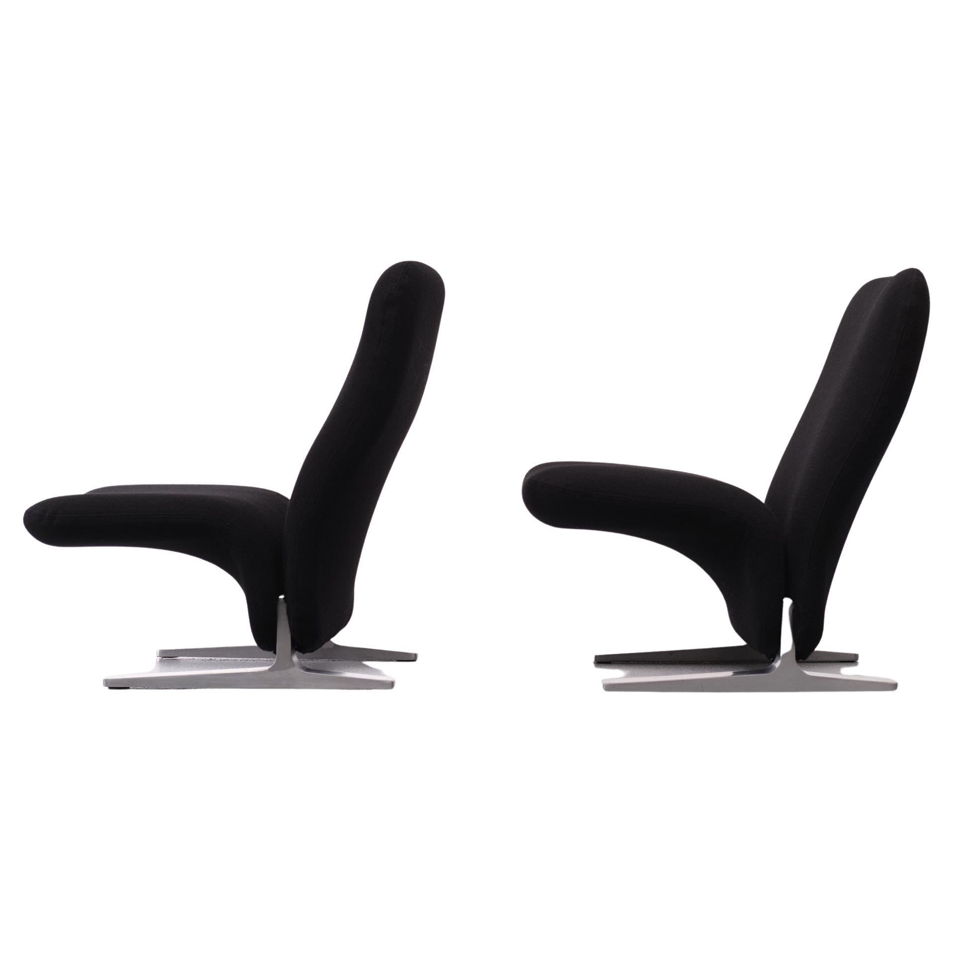 Concorde Lounge chairs designed by Pierre Paulin and made by Artifort. This chair was originally designed by Pierre Paulin for the waiting room of the French Concorde aircraft, after which the chair was named. Both chairs have the beautiful new