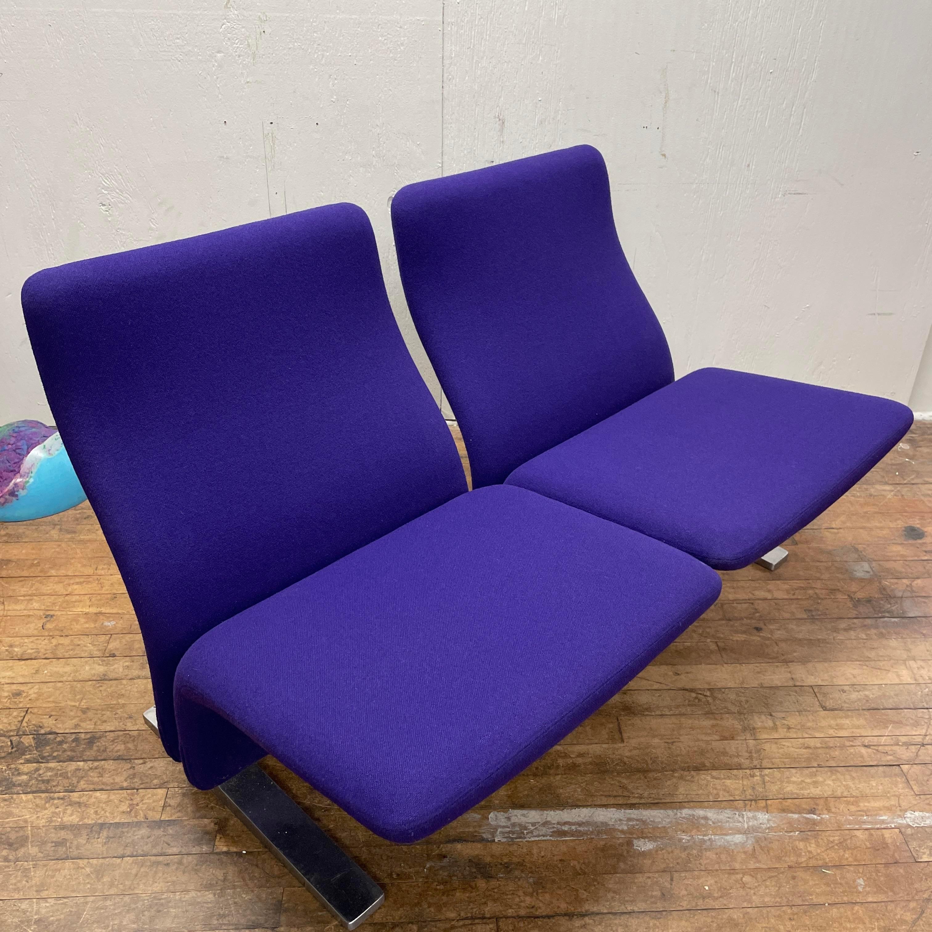  F784 Two Seat Loveseat Sofa by Pierre Paulin for Artifort, Circa 1970s In Good Condition In Media, PA