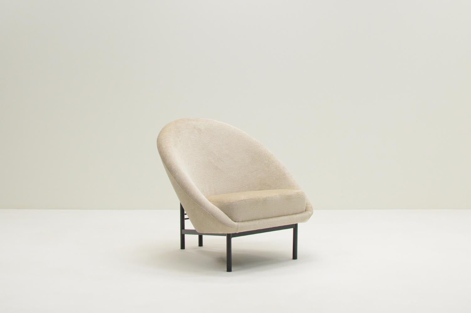 F815 lounge chair by Theo Ruth for Artifort, 1950s Netherlands. Black laquered metal frame with a reupholstered seat in a velvet / mohair like cream fabric. The seat has new foam, so it’s firm and comfortable. This is a variation of the F115 with