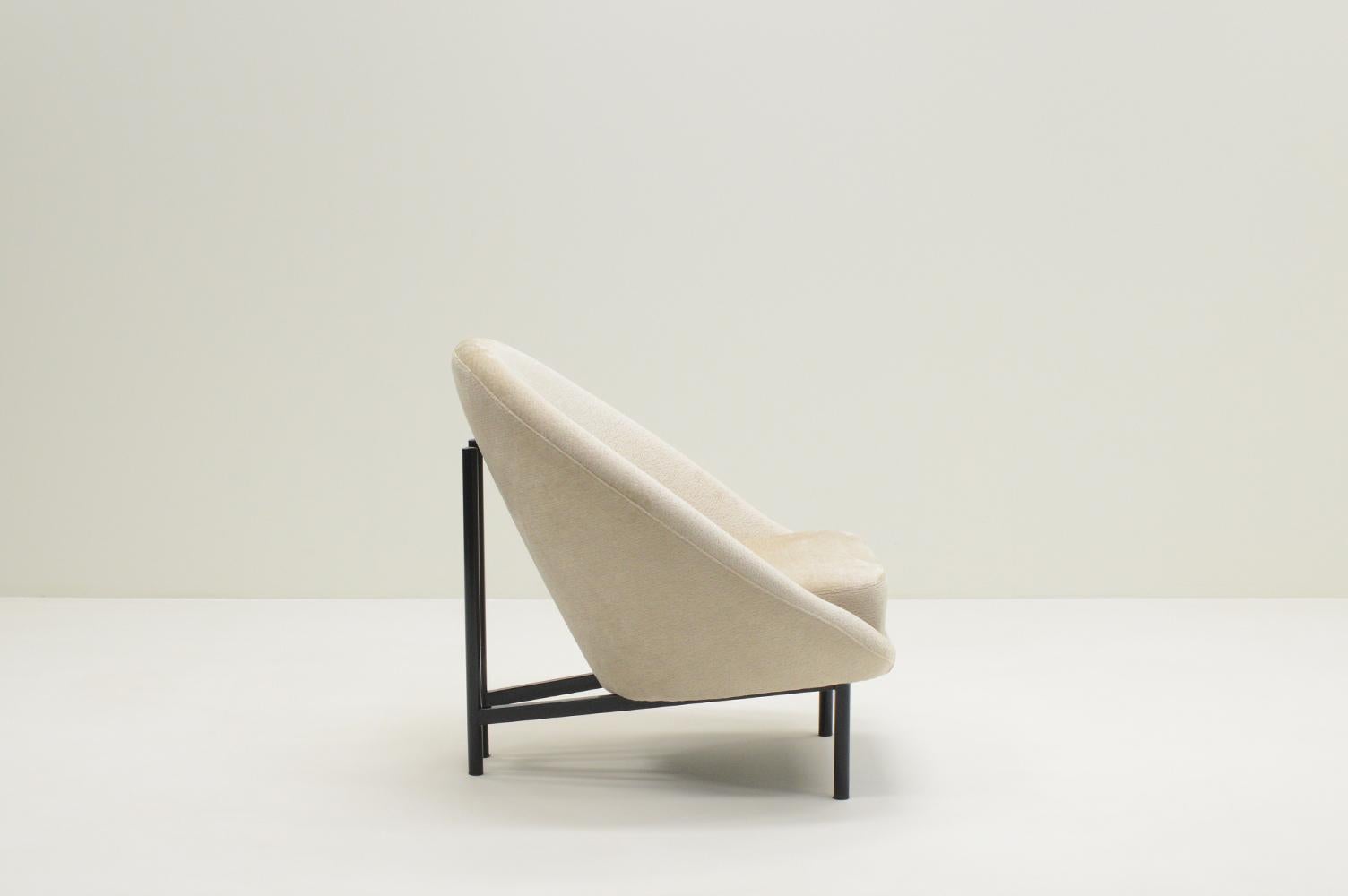Mid-Century Modern F815 lounge chair by Theo Ruth for Artifort, 1950s Netherlands. For Sale