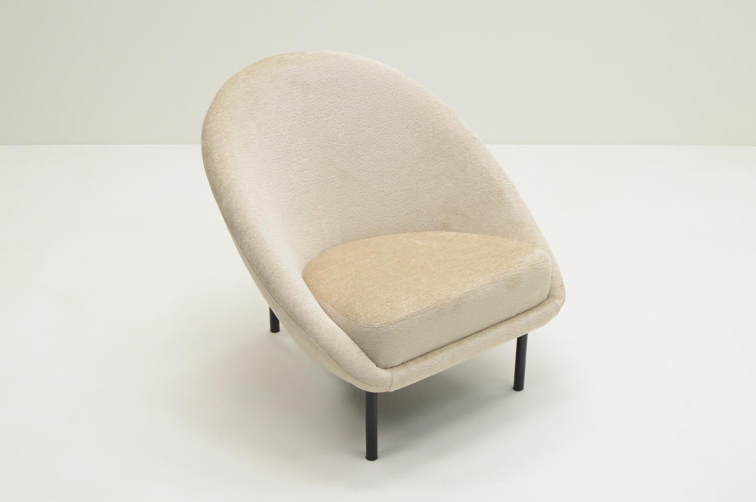 Mid-20th Century F815 lounge chair by Theo Ruth for Artifort, 1950s Netherlands. For Sale