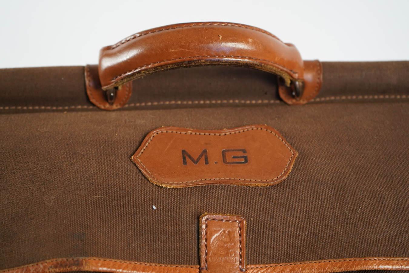 Hand bag in leather, vintage, 1950. In excellent original condition.
Measures: H 35 cm, L 62 cm, P 30 cm.