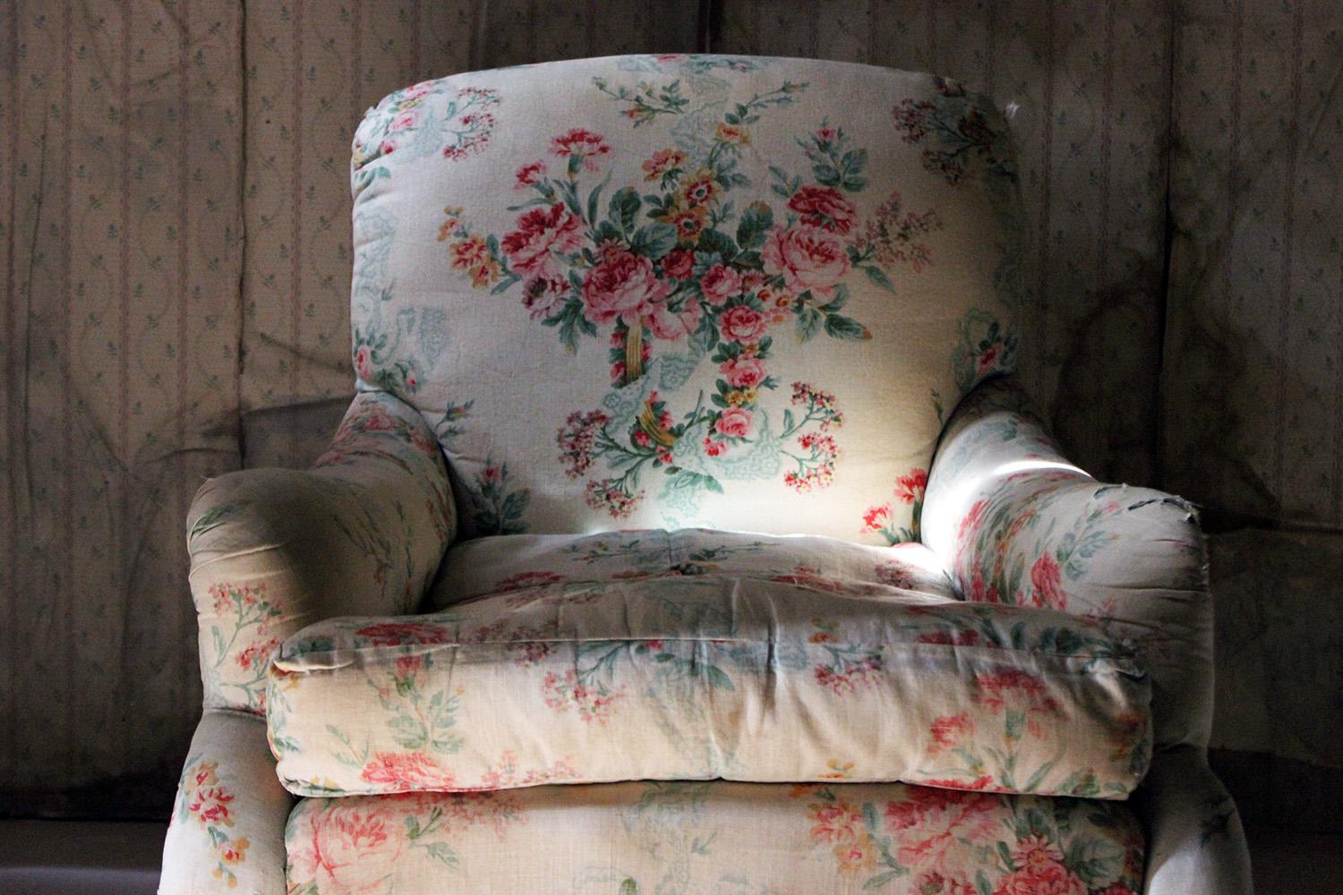 Upholstered Easy Armchair in the Manner of Howard & Sons, circa 1900 In Fair Condition In Bedford, Bedfordshire