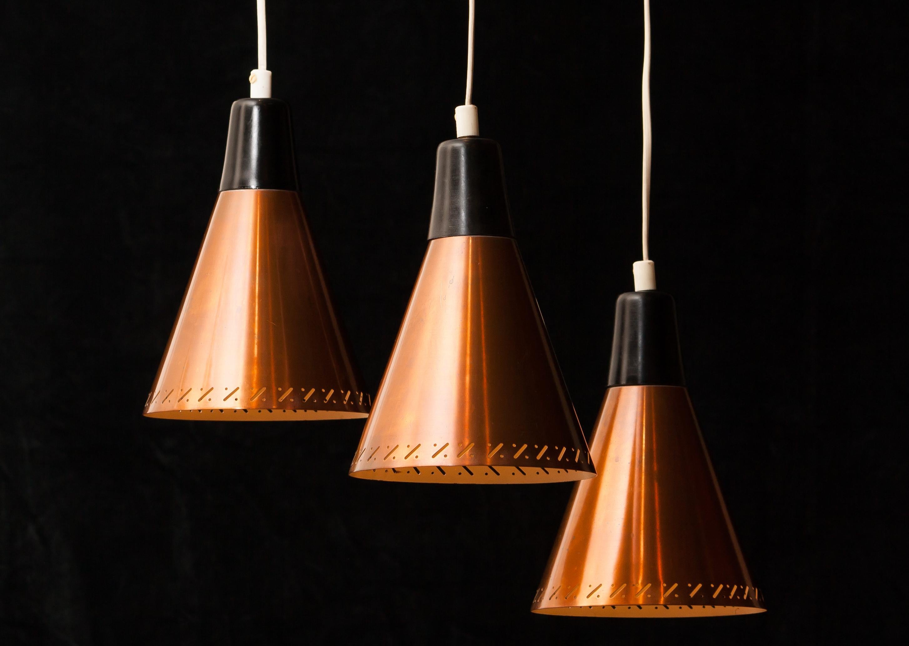 Beautiful lamp designed by Hans-Agne Jakobsson, Sweden.
This pendant is made of three perforated copper shades with brass details.
It is adjustable in height.
The lamp is in a very nice condition.
Period 1950s.
Dimensions: H.117 cm, ø.45.