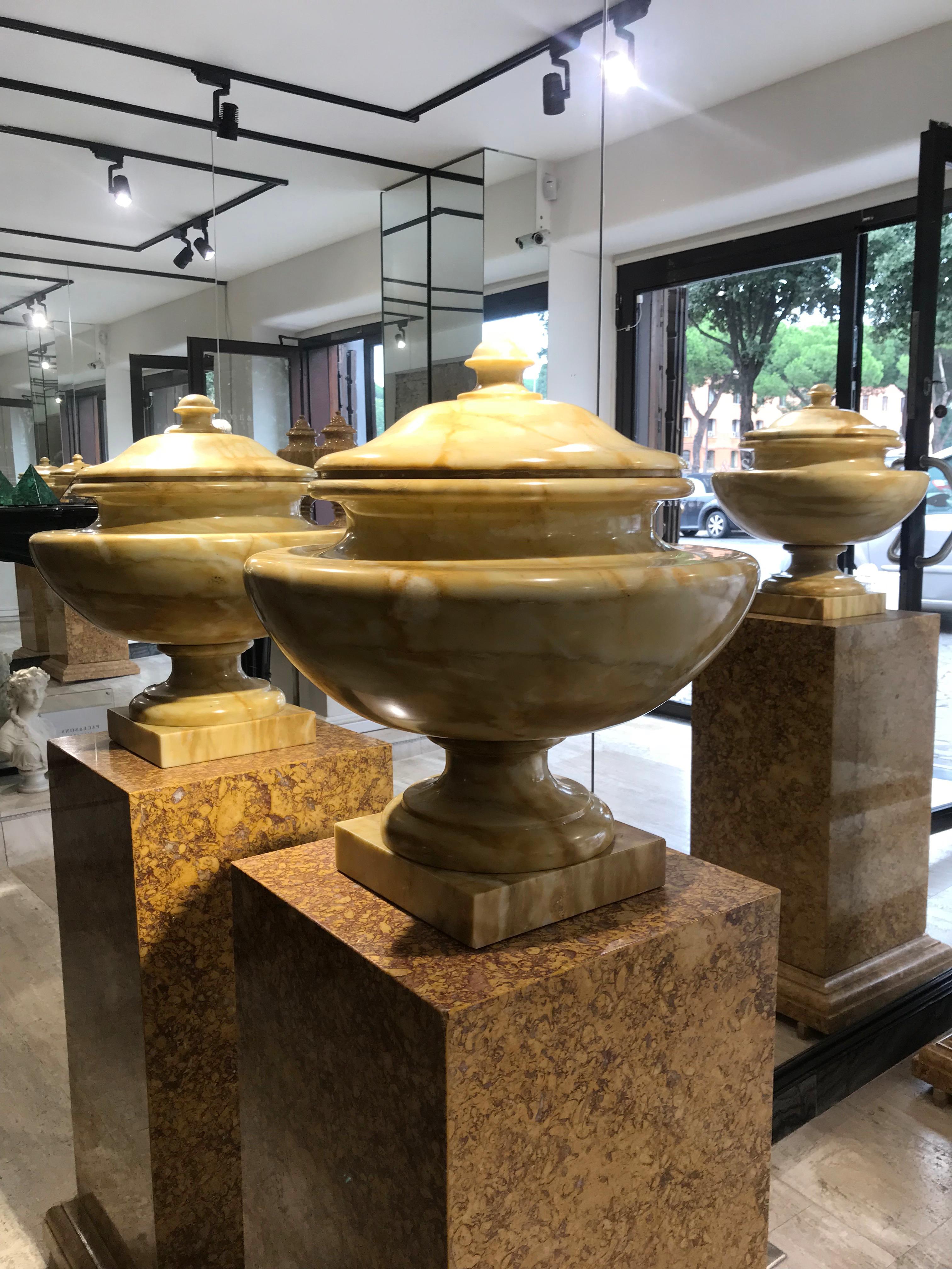 Neoclassical Italian Tuscany Marble Siena Yellow Pair of Urns In Excellent Condition For Sale In Roma, IT