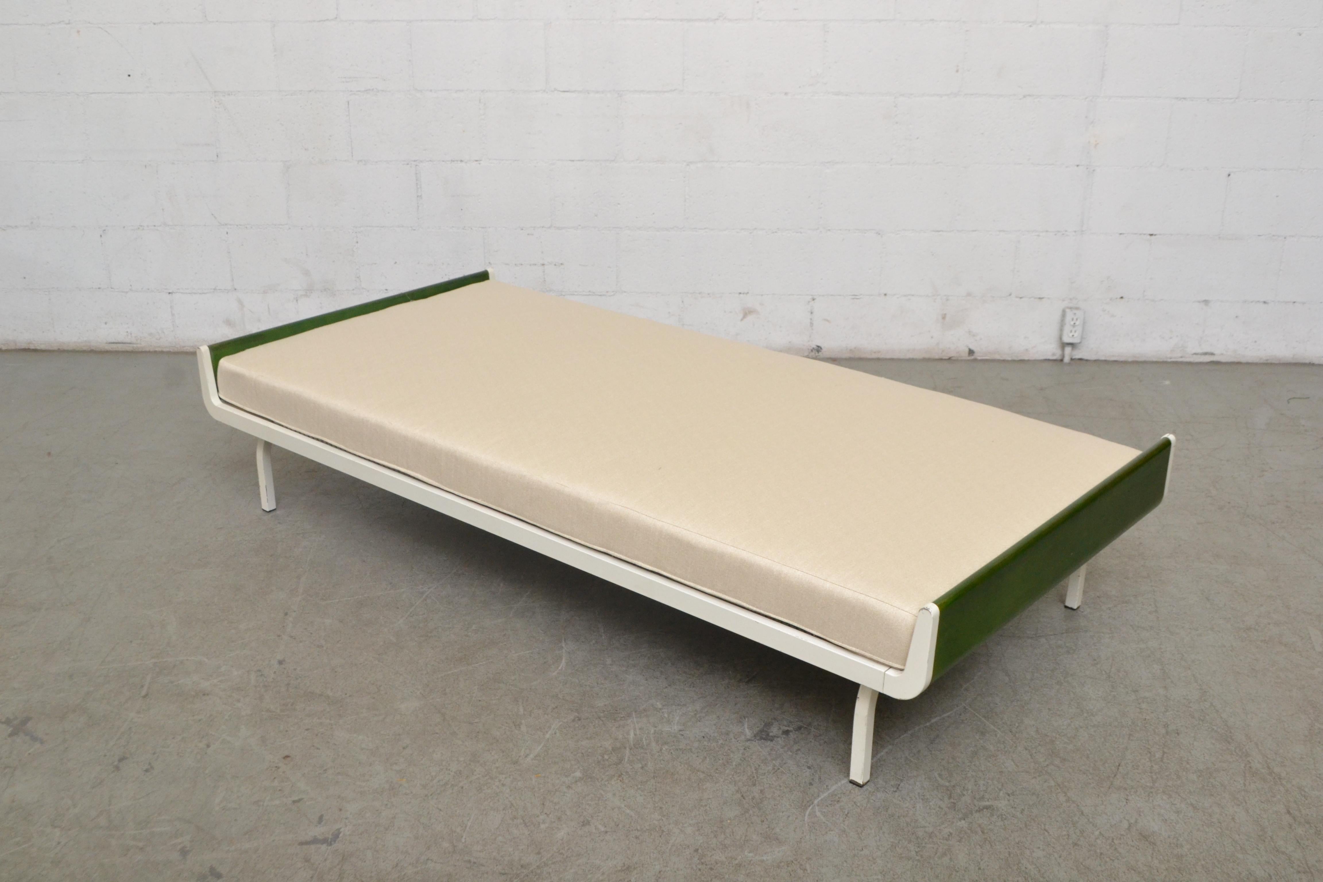 Midcentury Green Teak and Metal Auping Daybed (Emailliert)
