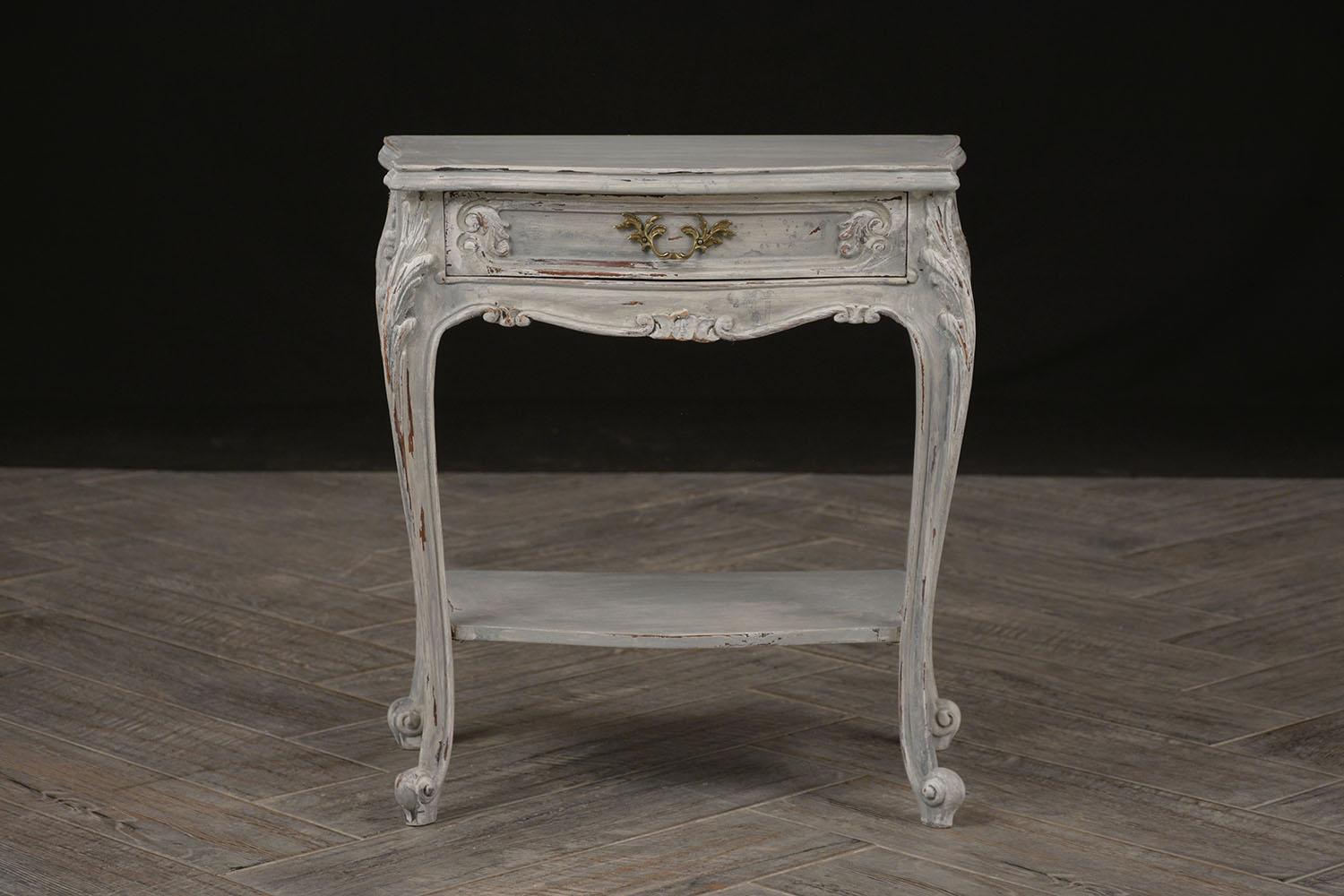 Set of Two Vintage Painted French Louis XV-Style Side Tables In Good Condition In Los Angeles, CA