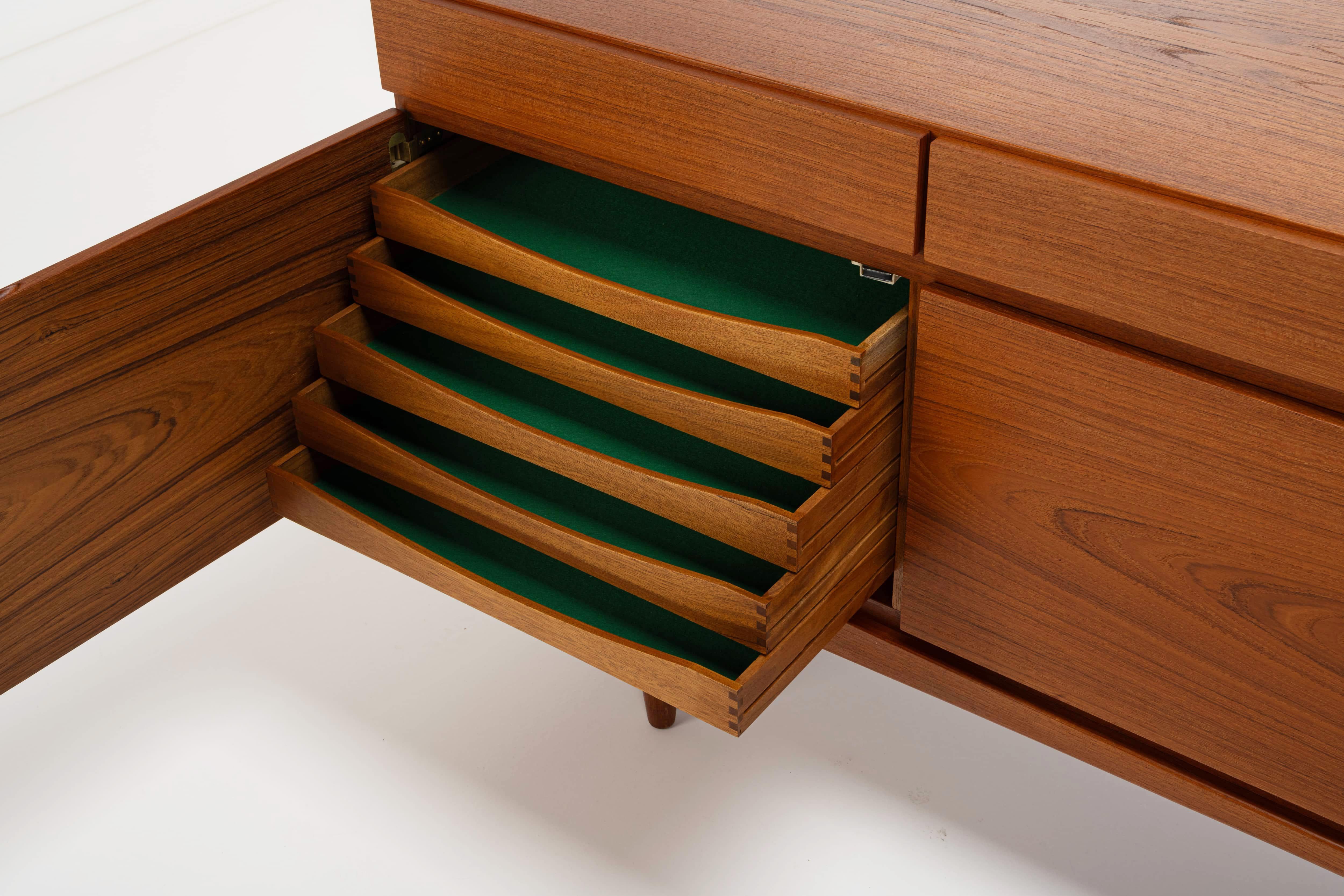 FA-66 Sideboard by Ib Kofod Larsen for Faarup Mobelfabrik, 1960s In Good Condition In Ranst, VAN