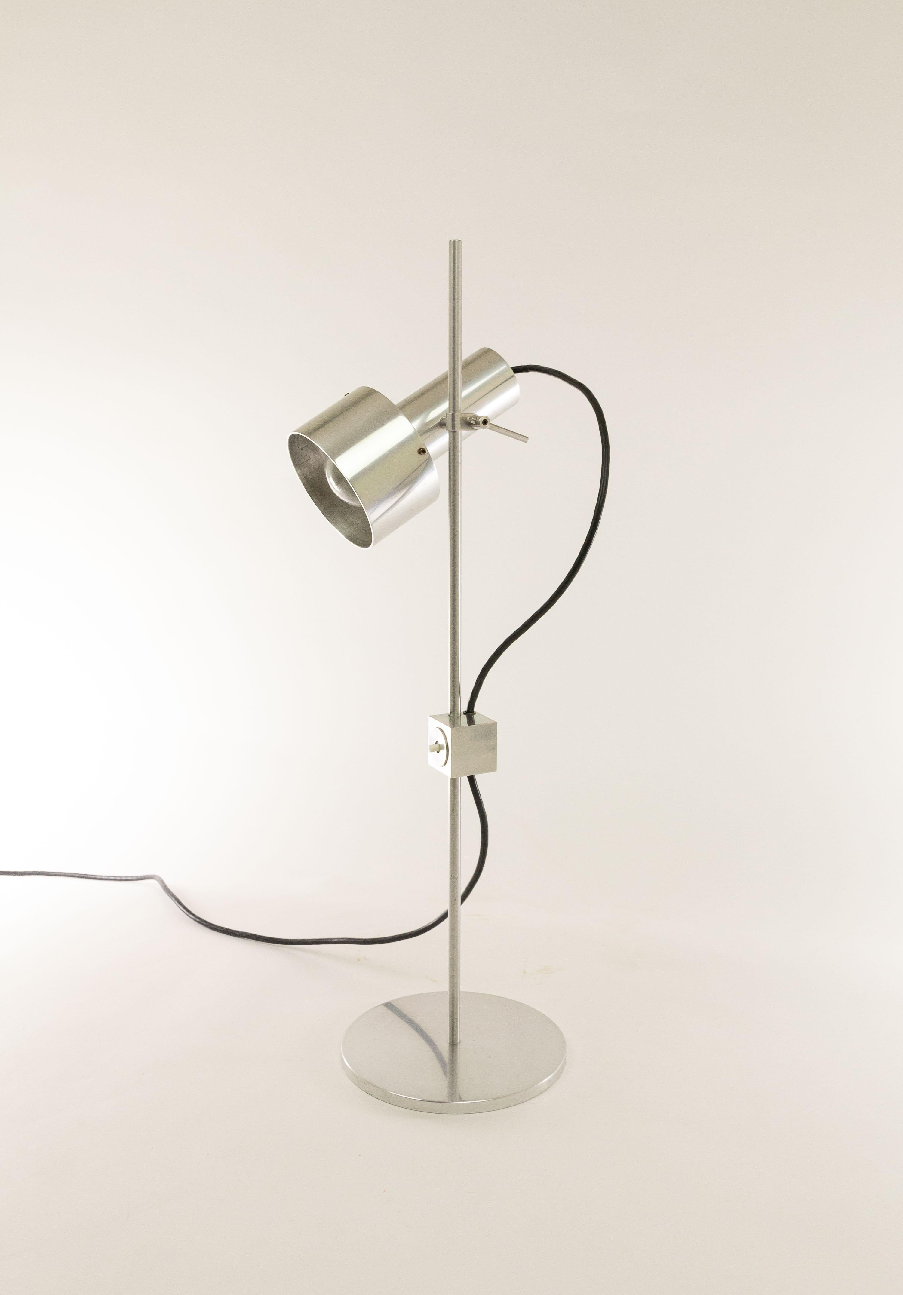 The FA1 table lamp made from aluminium is one of the FA range, designed by the English former aeronautical engineer Peter Nelson in the 1960s. The FA range forms, together with the FB range, Nelson’s most iconic light designs.

Characteristic for