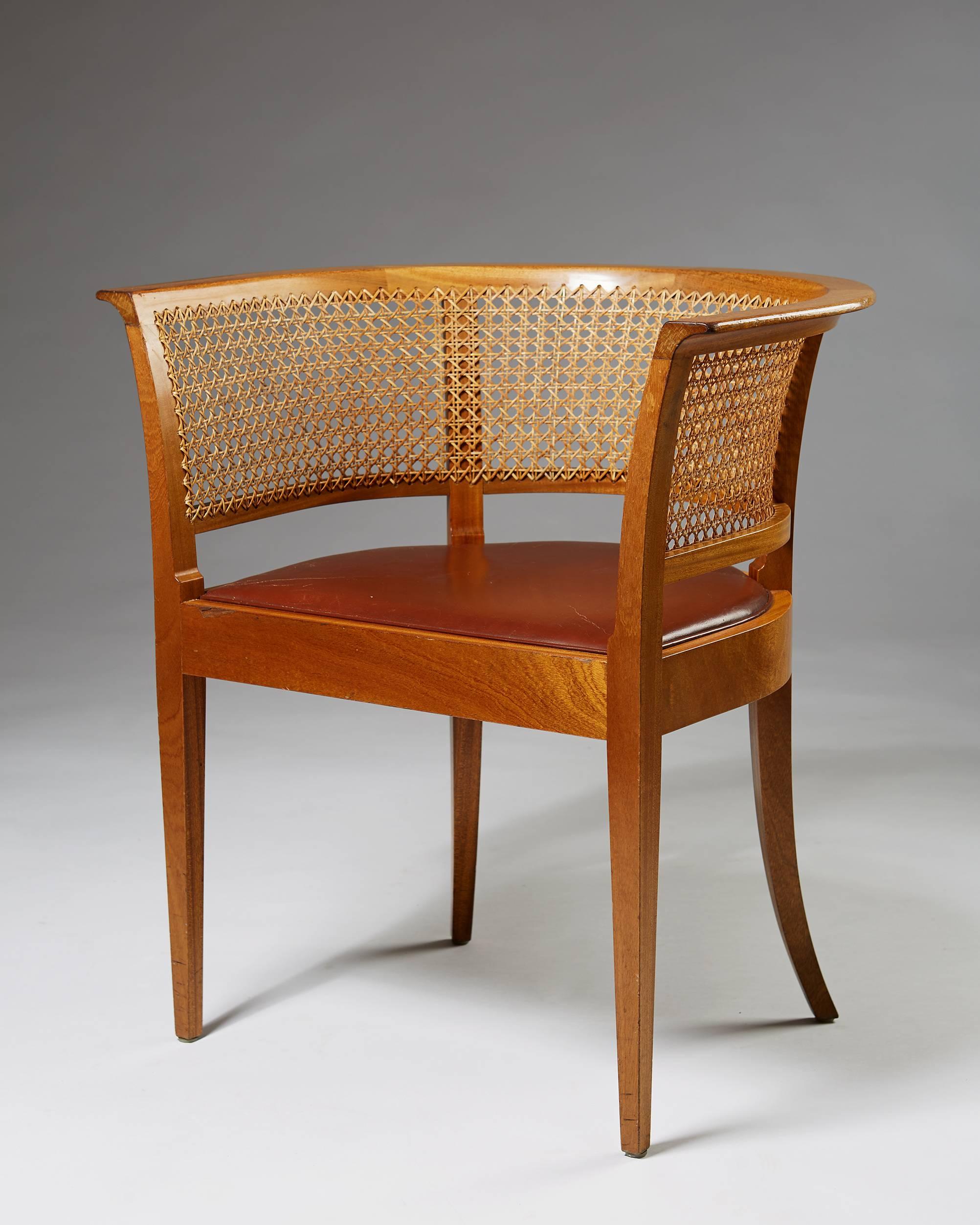 Mahogany, cane and leather.

This example made in the 1950s.

Measure: H 73 cm/ 2' 5 1/4''
W 70 cm/2' 4''
D 54,5 cm/ 21 1/2''
SH 45 cm/ 17 3/4''


In the history of Danish modernism, the Faaborg chair holds a special place. Designed by