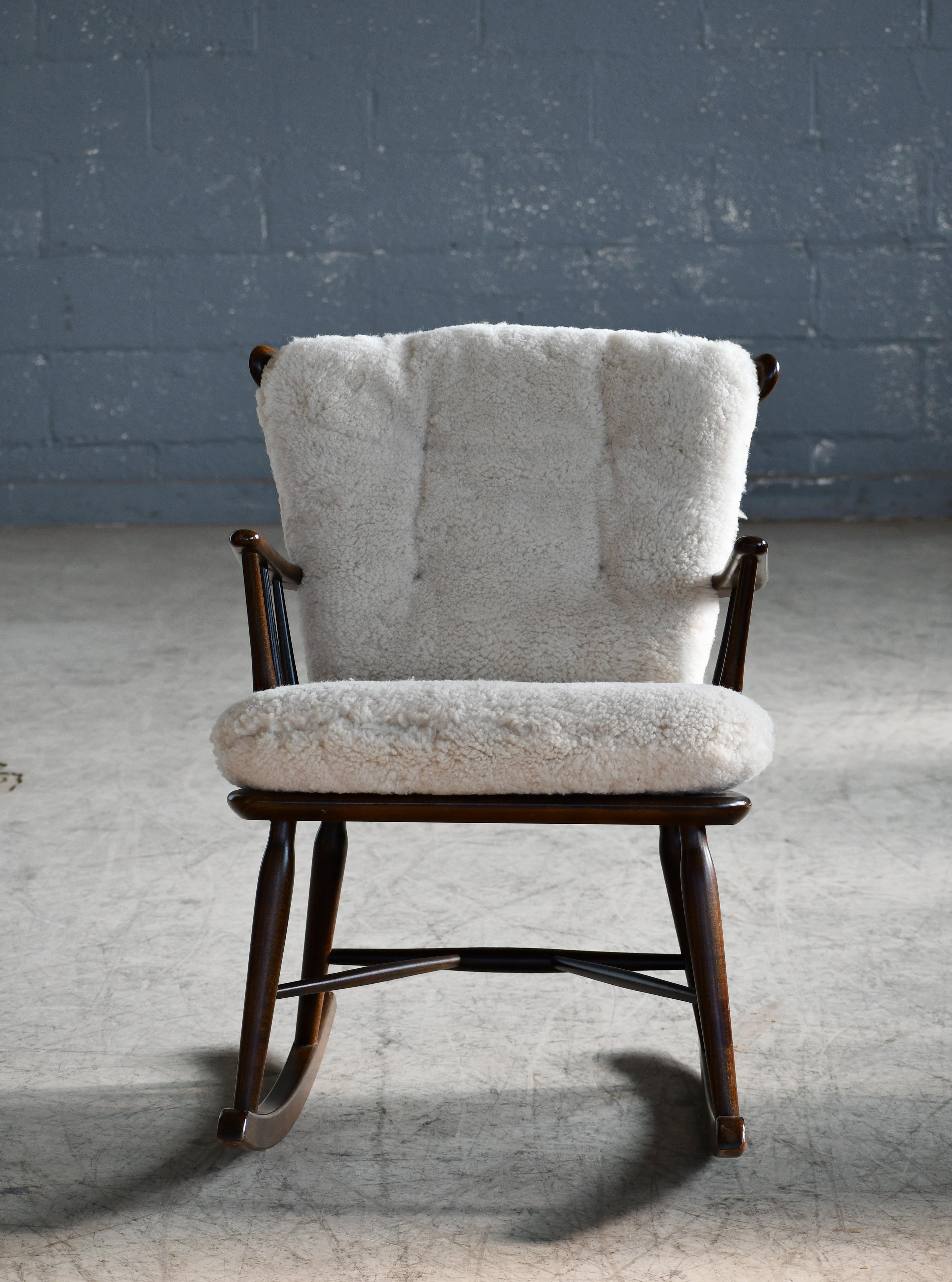 Mid-Century Modern Fauteuil à bascule Faarstrup 1950 à dossier bas et dossier fuseau, avec coussins en peau de mouton en vente