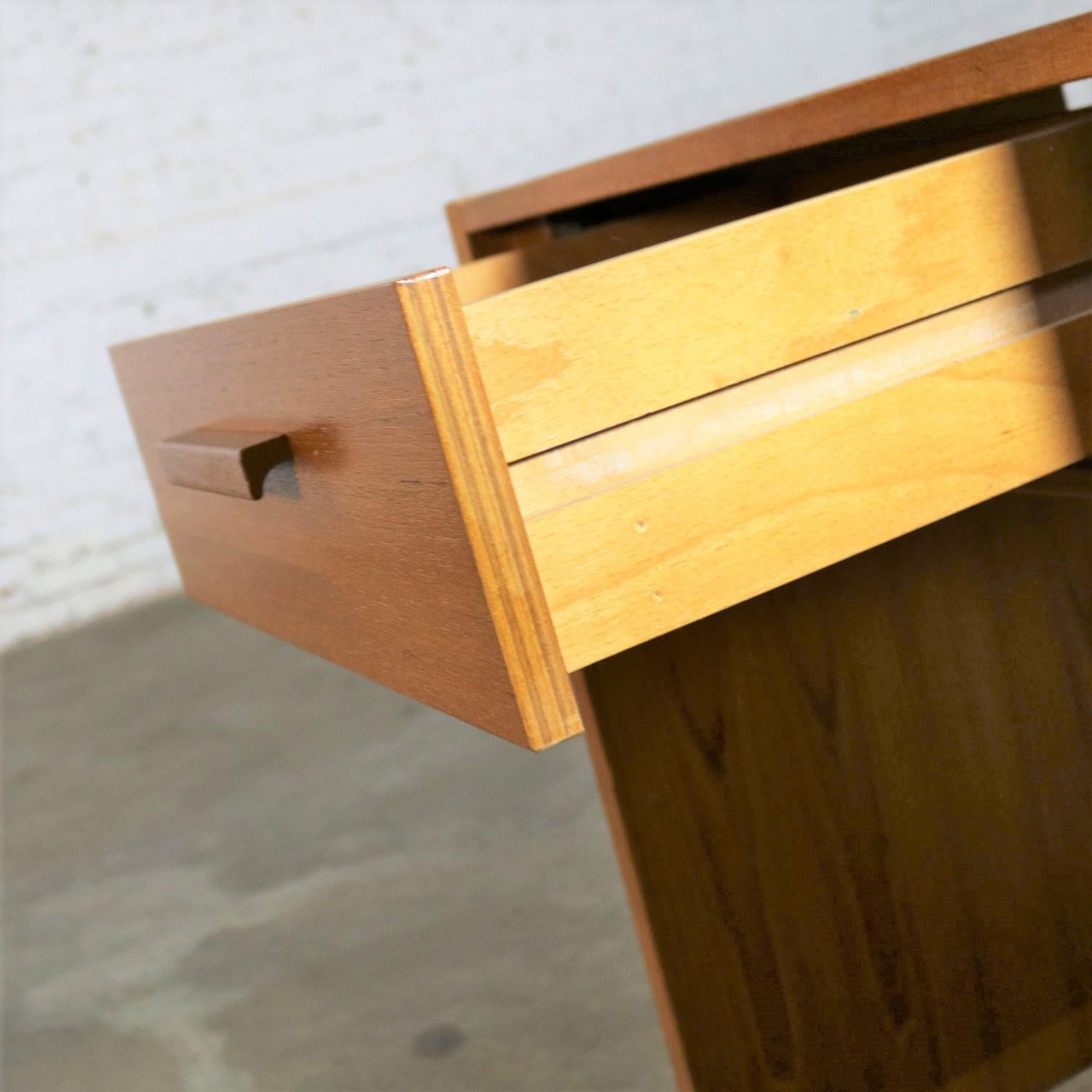 Faarup Mobelfabrik Scandinavian Modern Teak Single Drawer Nightstand/ Tiny Desk In Good Condition In Topeka, KS