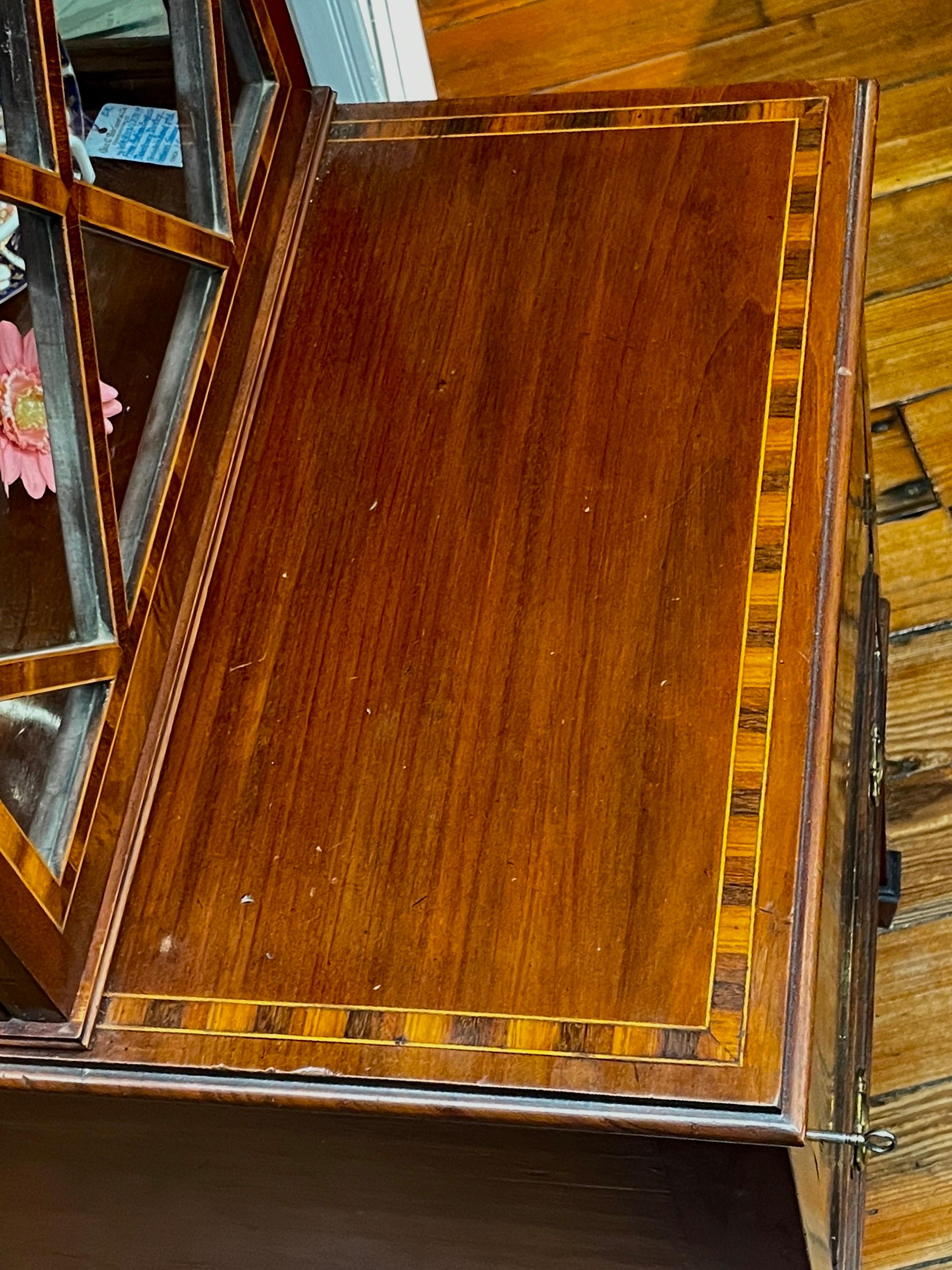 Fab. Antiker englischer Mahog mit Intarsien. Hepp. Style Small Display Cabinet im Angebot 4