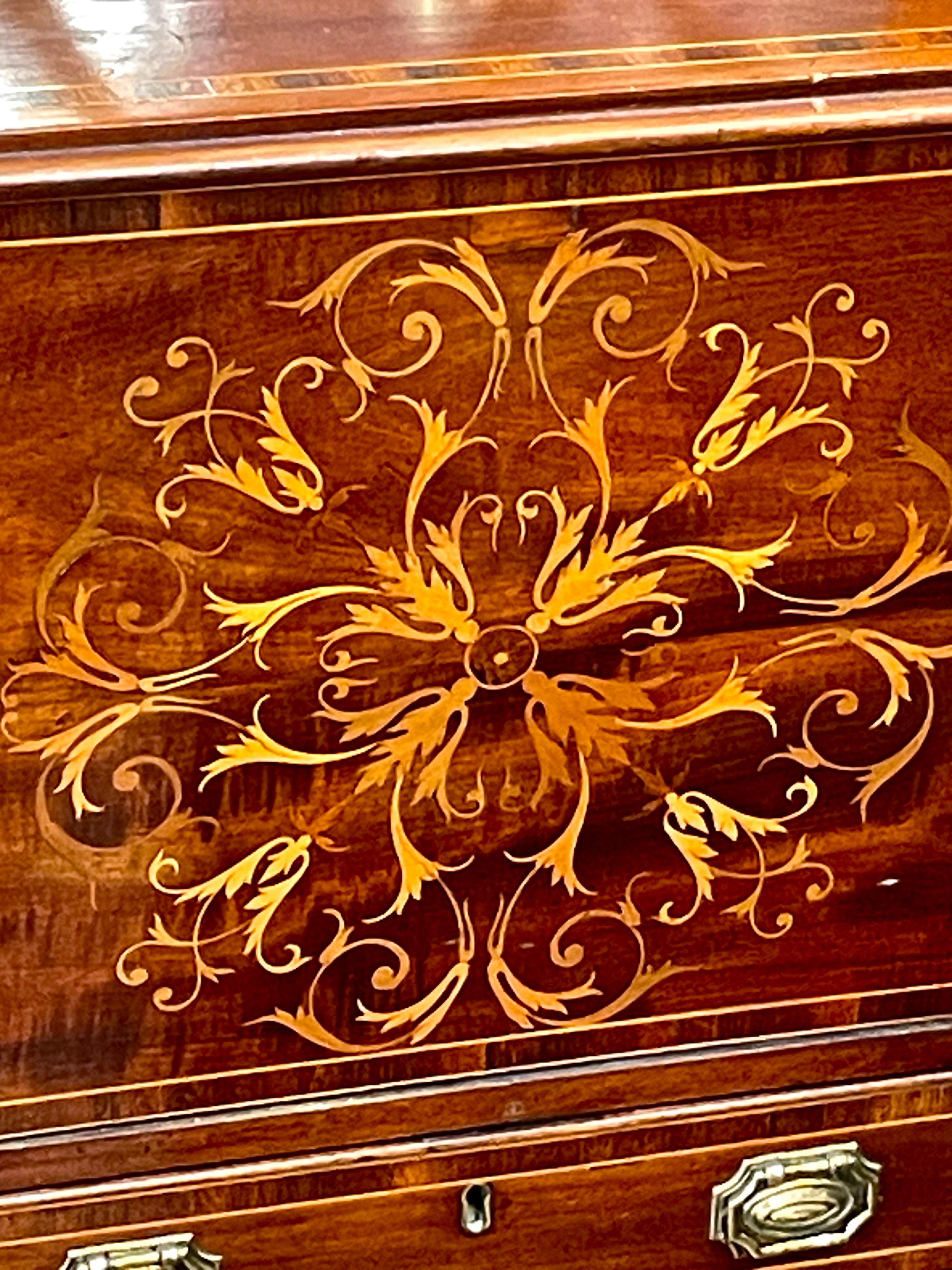 Il s'agit d'une merveilleuse vitrine DIMINUTIVE Antique English superbly marquetry inlaid figured mahogany Edwardian dans le style Hepplewhite.  Ce meuble est abondamment incrusté de bois de rose le long de la corniche et des baguettes en forme de