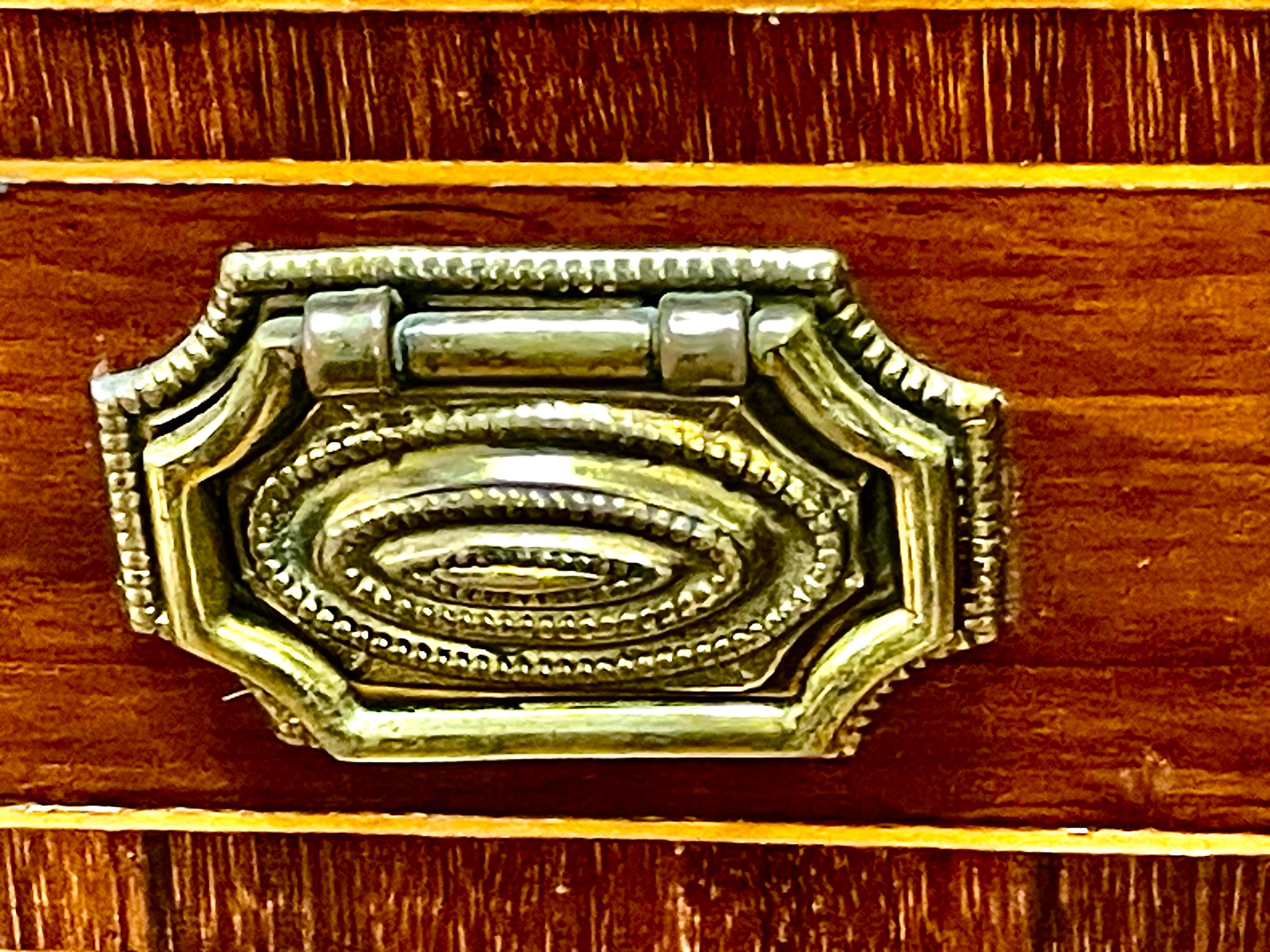 Fab. Antiker englischer Mahog mit Intarsien. Hepp. Style Small Display Cabinet (Handgefertigt) im Angebot