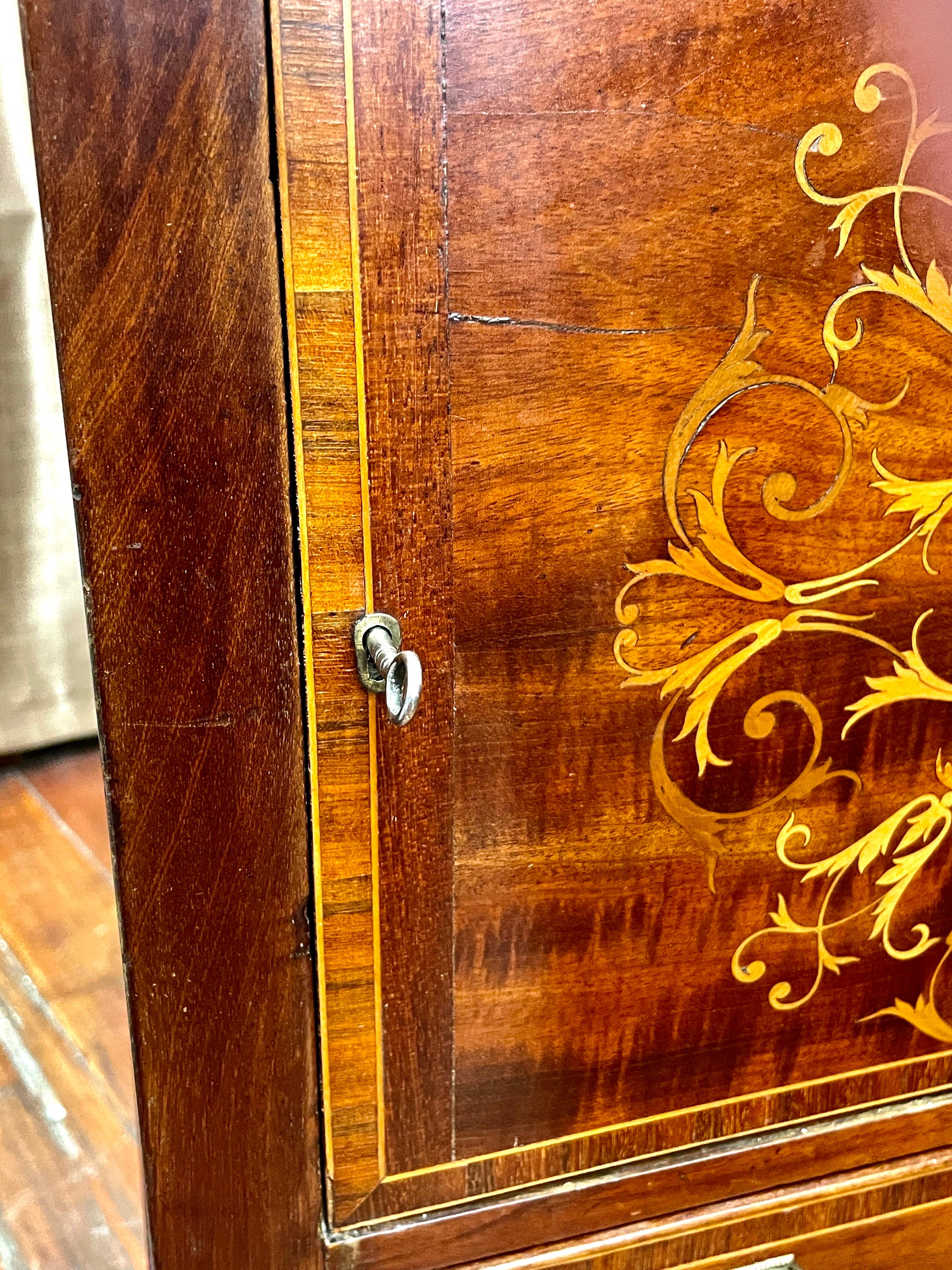 Fab. Antiker englischer Mahog mit Intarsien. Hepp. Style Small Display Cabinet (Mahagoni) im Angebot