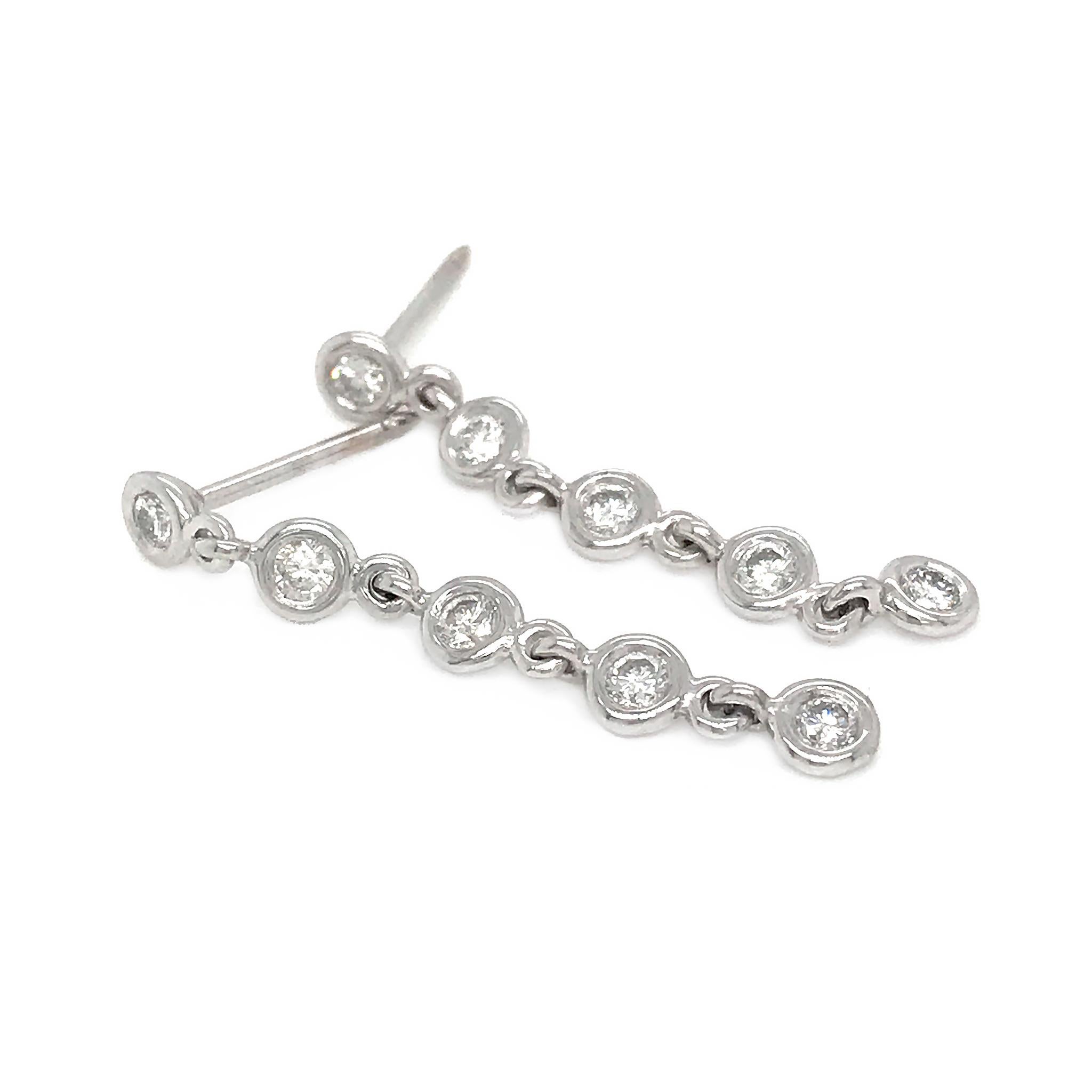 Oro bianco 14k
Diamante: 0.48 ct twd
Peso totale: 1.6 grammi
Lunghezza orecchini: 1,10 pollici