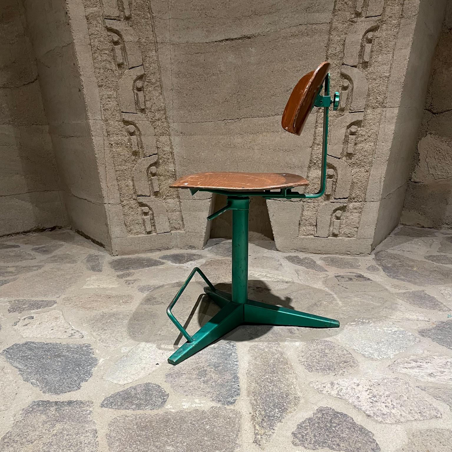 Fab French Prouve 1950s Style Green Office Chair Plywood Tripod Base + Footrest In Good Condition For Sale In Chula Vista, CA