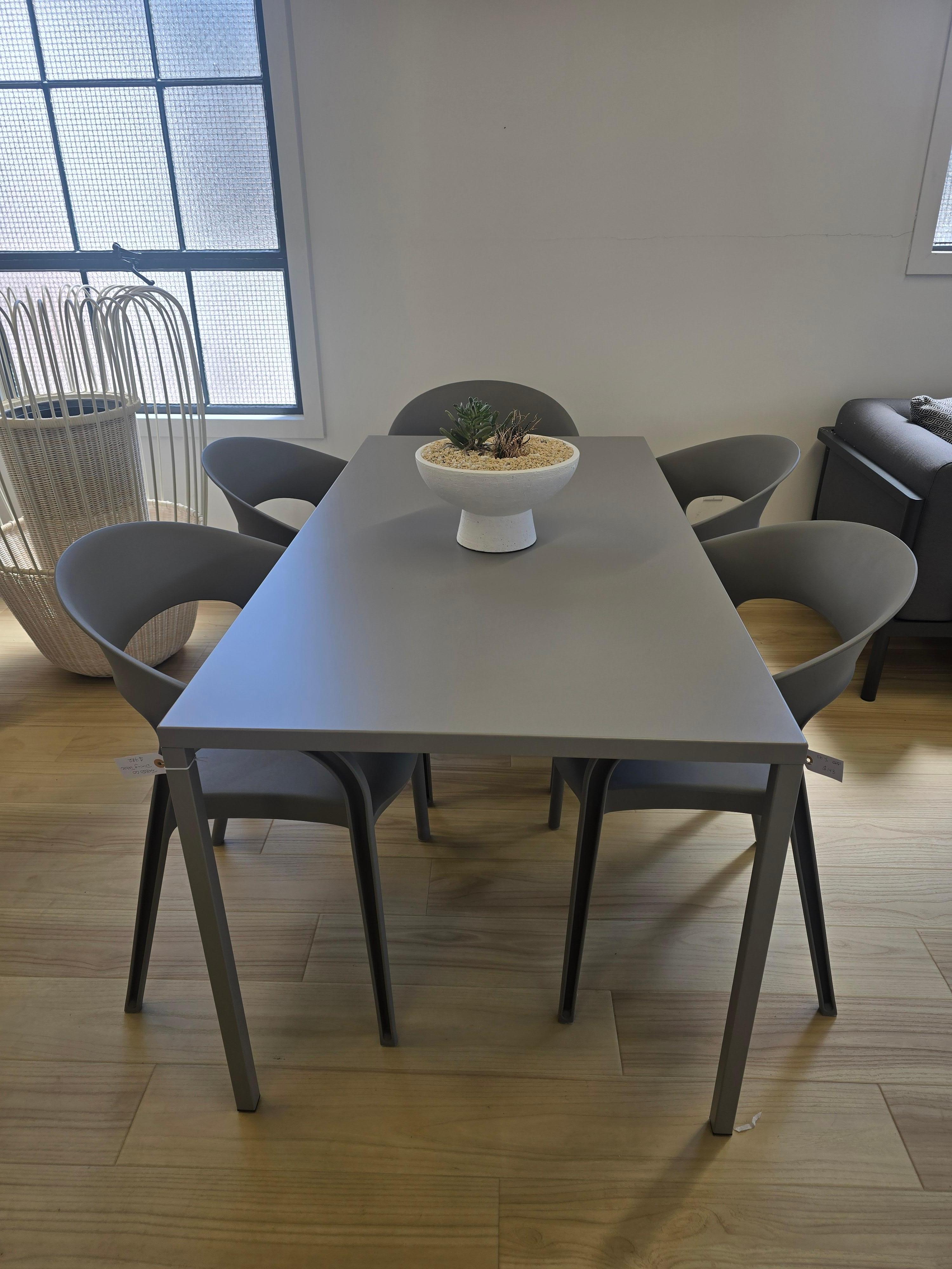 Fabbrico Conjunto de mesa y silla de comedor Gossip Moderno en venta