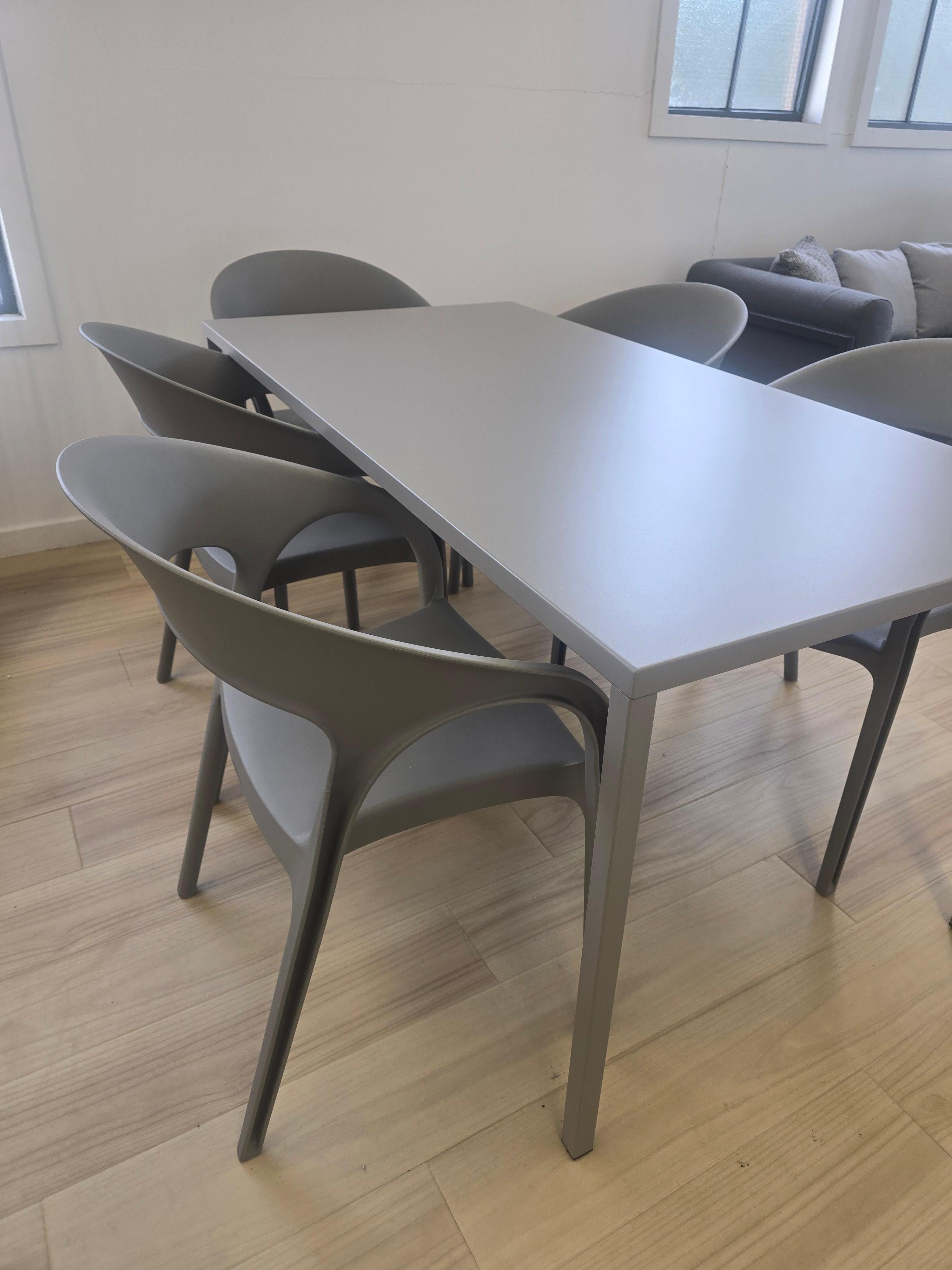Fabbrico Conjunto de mesa y silla de comedor Gossip en Excelente estado para la venta en Carson, CA