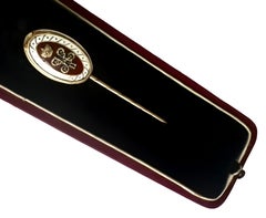 Alfiler de gancho Fabergé de oro de 14 quilates con esmalte Rojo Imperial en caja de presentación original Antiguo