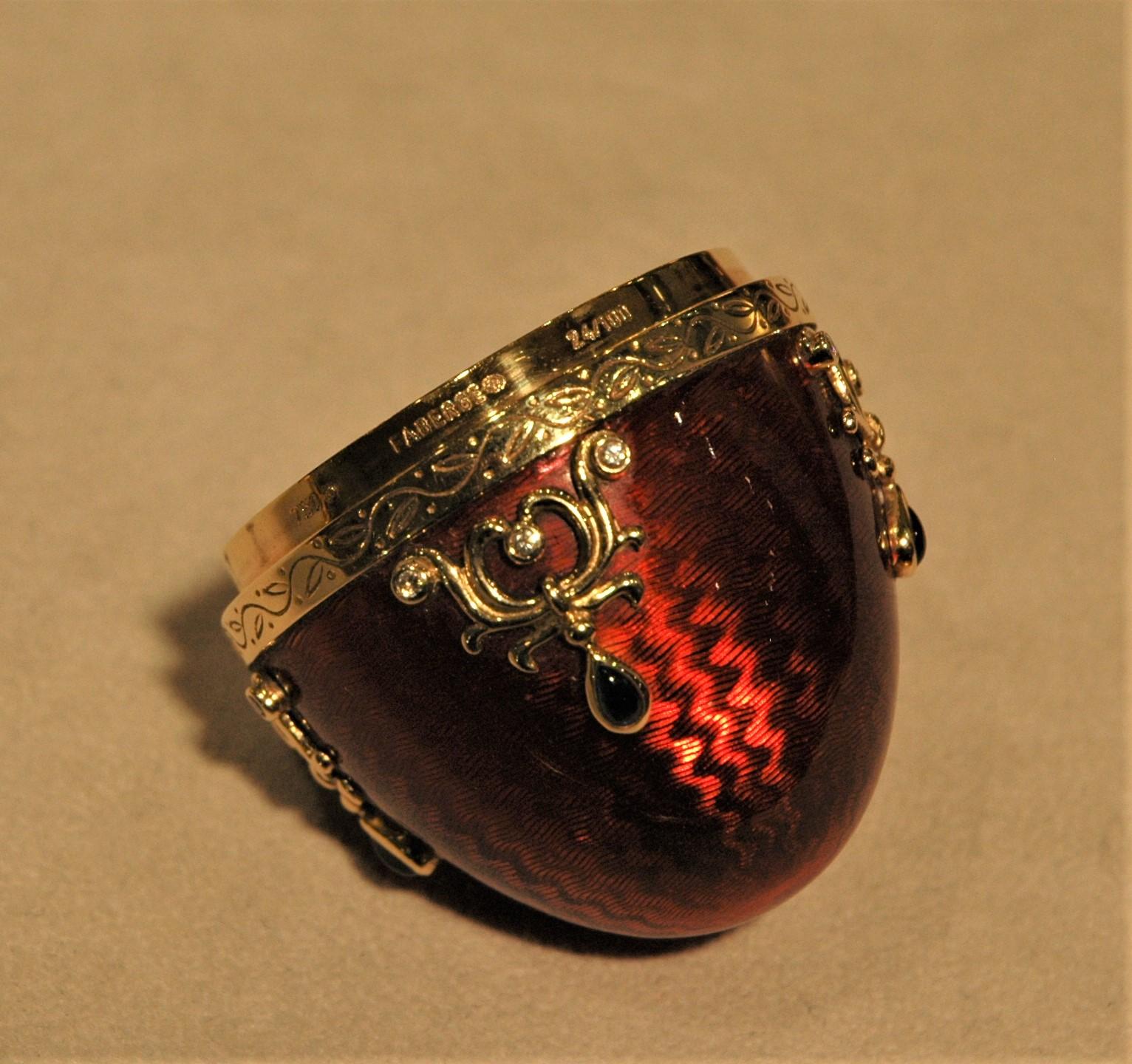 Fabergé 18 Kt Gold Egg Red Enamel with Gold Stand, Emeralds, Sapphires, Diamonds (Oeuf en or 18 Kt émaillé rouge avec Stand en or, émeraudes, saphirs, diamants) en vente 8