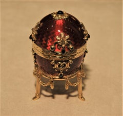 Huevo Fabergé de Oro de 18 Kt Esmalte Rojo con Soporte de Oro, Esmeraldas, Zafiros, Diamantes