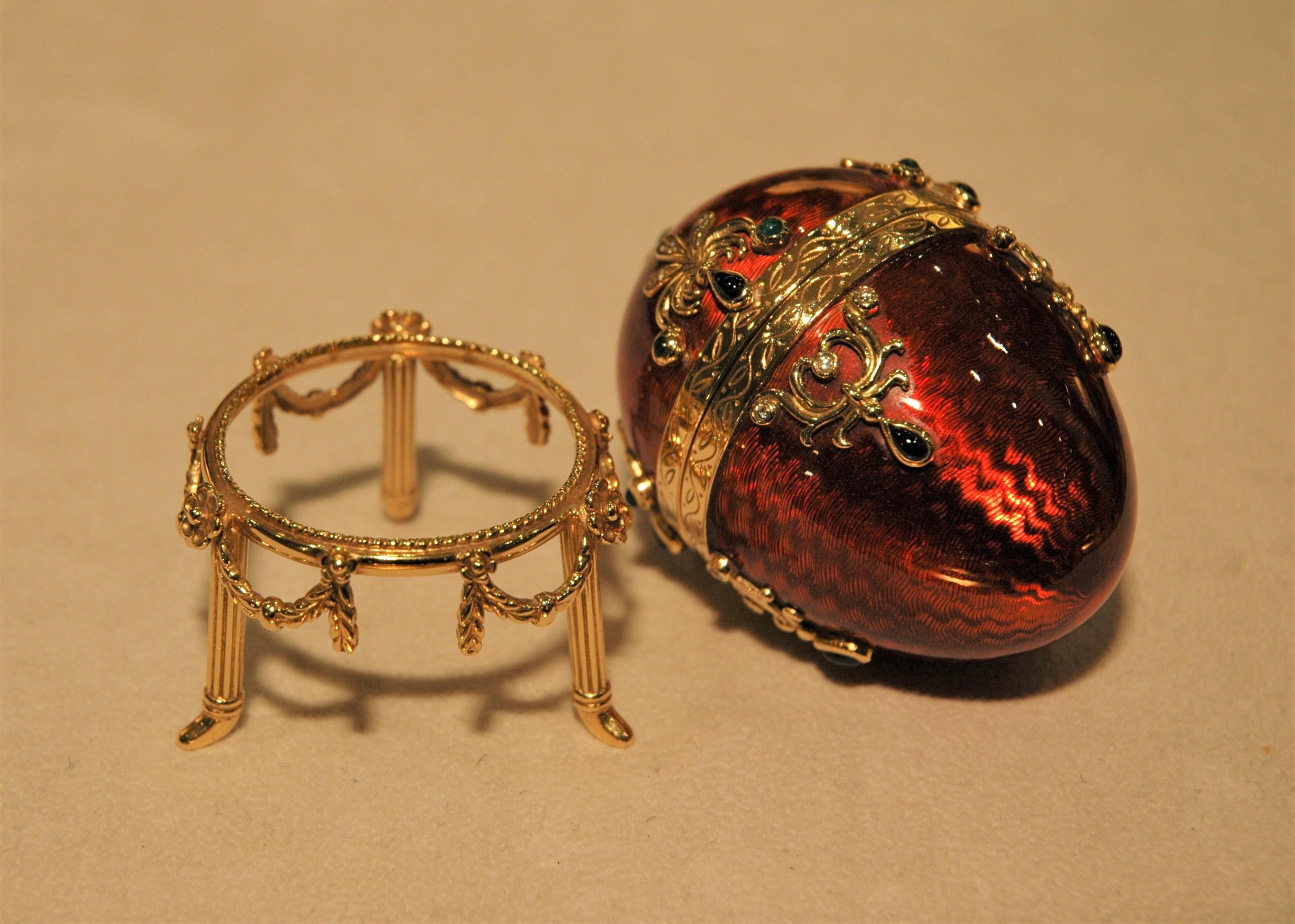 Taille cabochon Fabergé 18 Kt Gold Egg Red Enamel with Gold Stand, Emeralds, Sapphires, Diamonds (Oeuf en or 18 Kt émaillé rouge avec Stand en or, émeraudes, saphirs, diamants) en vente