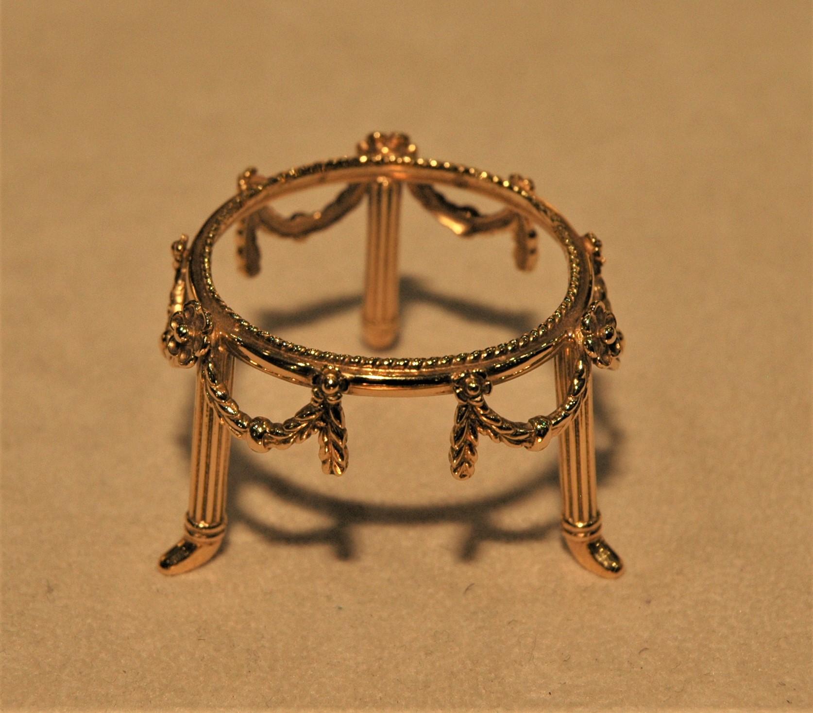 Fabergé 18 Kt Gold Ei Rotes Emaille mit Gold Stand, Smaragde, Saphire, Diamanten im Zustand „Neu“ im Angebot in BARI, IT