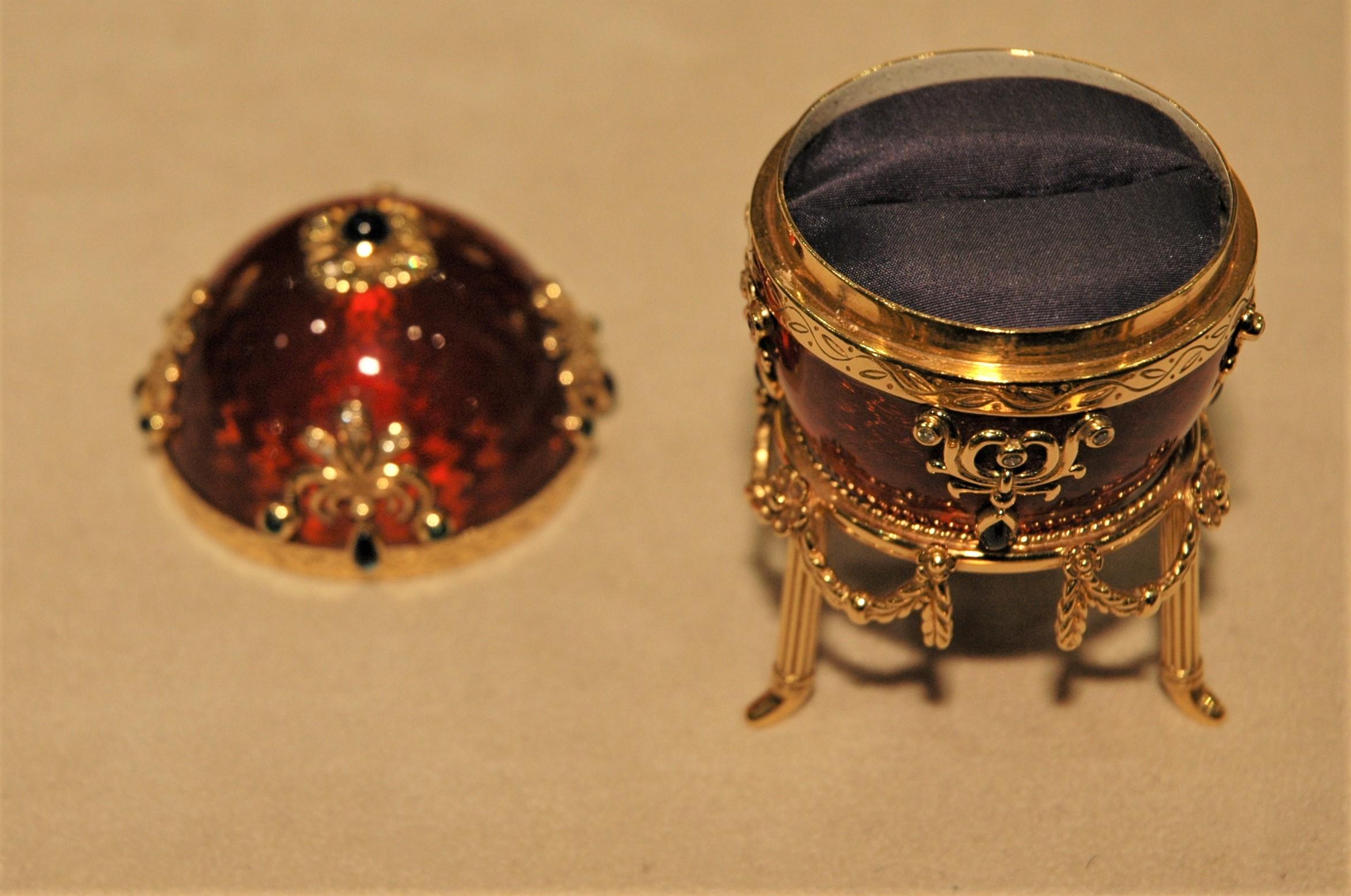 Fabergé 18 Kt Gold Ei Rotes Emaille mit Gold Stand, Smaragde, Saphire, Diamanten für Damen oder Herren im Angebot
