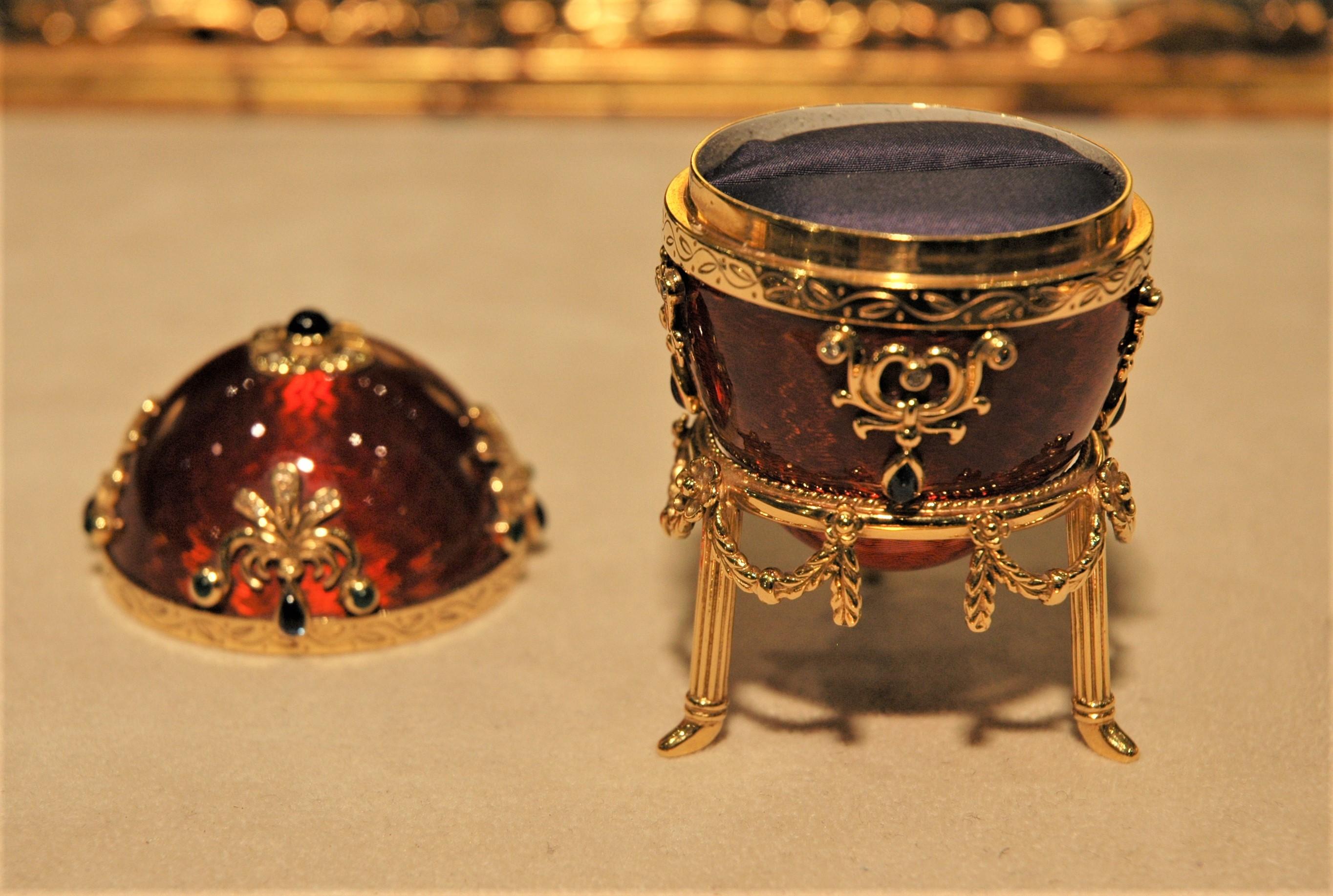 Fabergé 18 Kt Gold Egg Red Enamel with Gold Stand, Emeralds, Sapphires, Diamonds (Oeuf en or 18 Kt émaillé rouge avec Stand en or, émeraudes, saphirs, diamants) en vente 1
