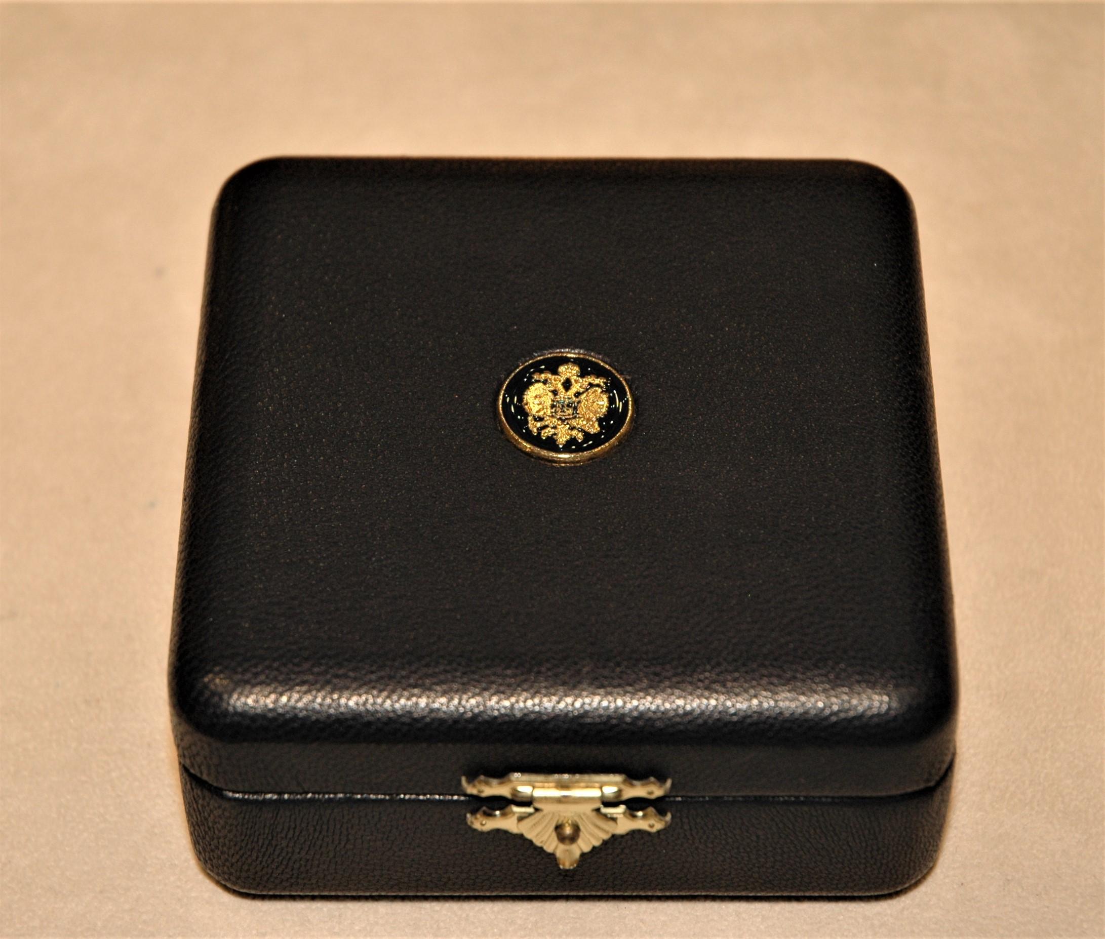 Cadre Fabergé en or 18 Kt avec émail rouge en vente 2