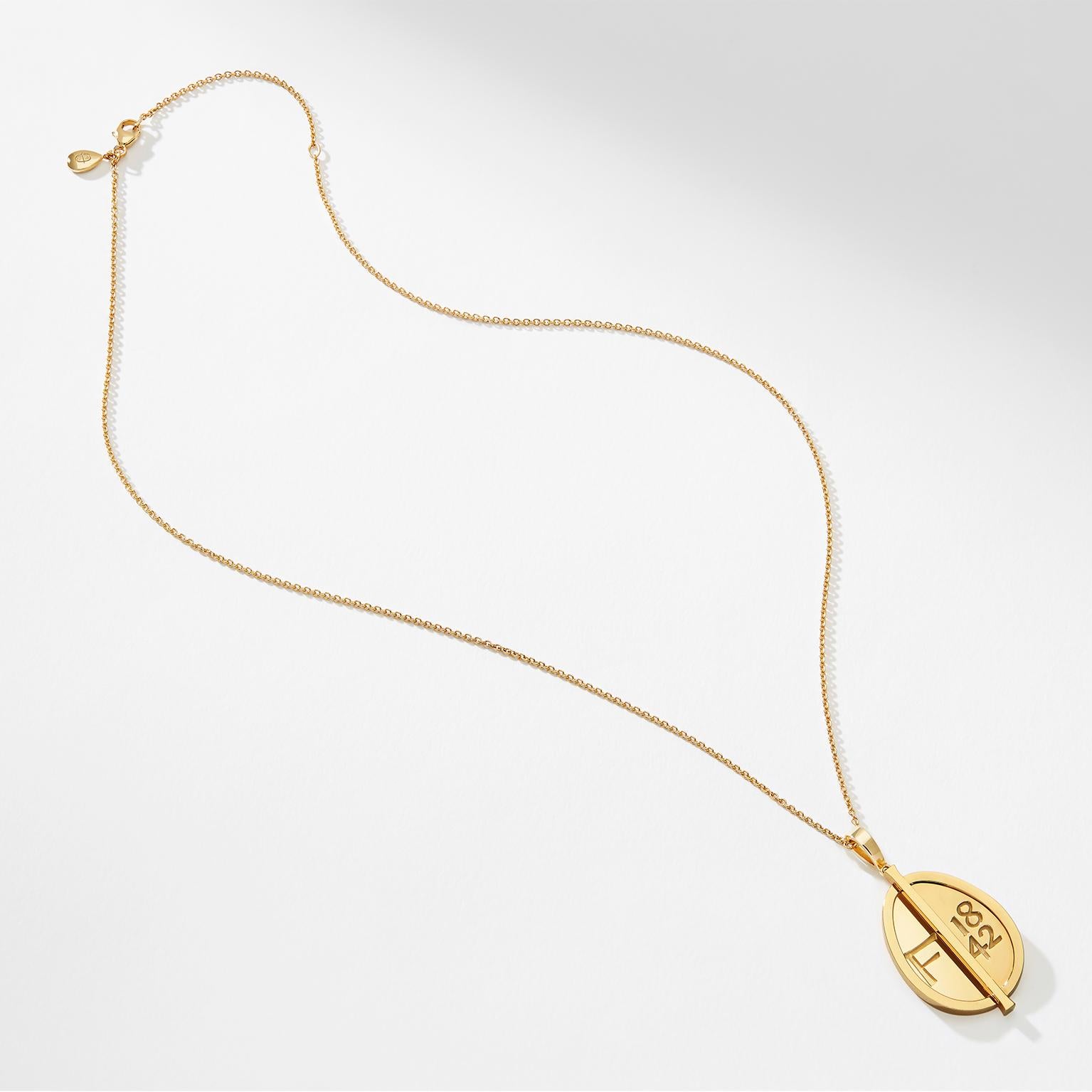 Dieser Grande-Ei-Anhänger aus Gelbgold von 1842 ist mit dem Fabergé-Stempel in poliertem 18-karätigem Gelbgold an einer 1,3 mm langen Kette versehen. Die Kette ist 45-50 cm lang, während der Anhänger 20 mm hoch und 3,75 mm tief ist. Im Einklang mit