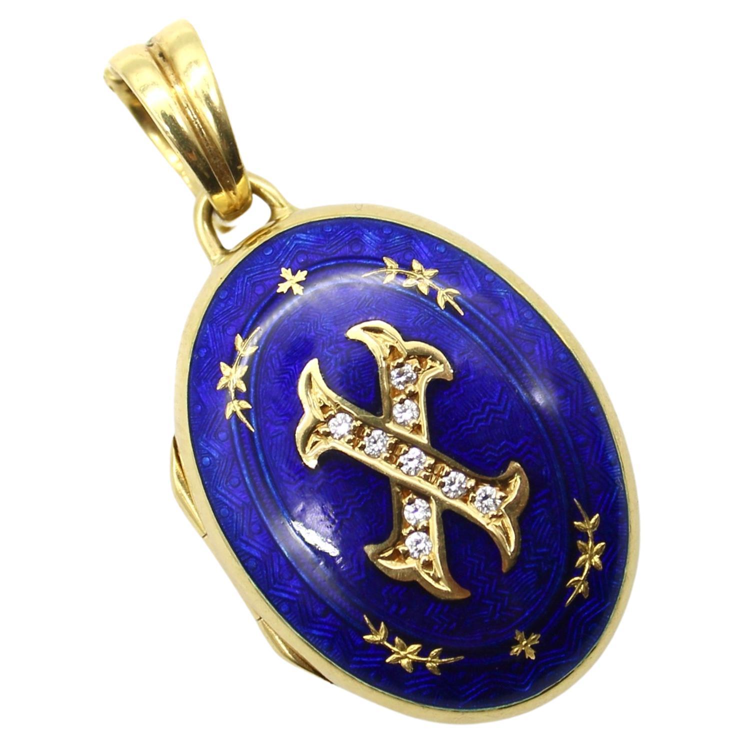 Ce médaillon en or 18 carats, diamants et émail guilloché a été conçu par VICTOR MAYER pour Fabergé. L'émail bleu cobalt présente des détails étonnants - il est transparent pour révéler les gravures guillochées complexes qui se trouvent sous