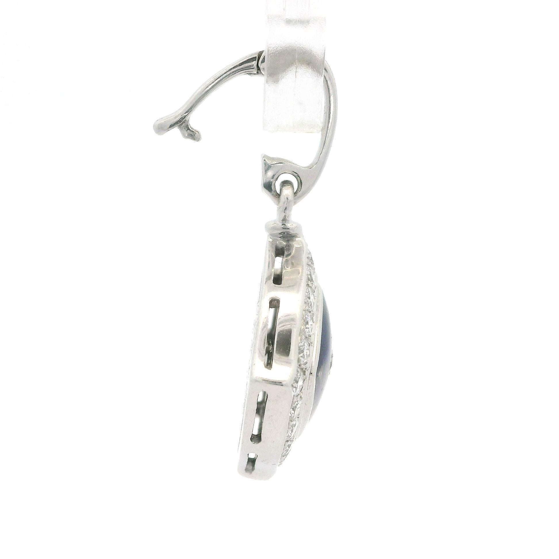 --Pierre(s) :...
(21) Diamants naturels authentiques - taille ronde et brillante - sertis en pavé et en chaton - couleur E/F - pureté VVS2/VS1 - 0,58ctw (approx.)

MATERIAL : Or blanc massif 18K - Émail bleu
Poids : 7.30 grammes
Hauteur totale :