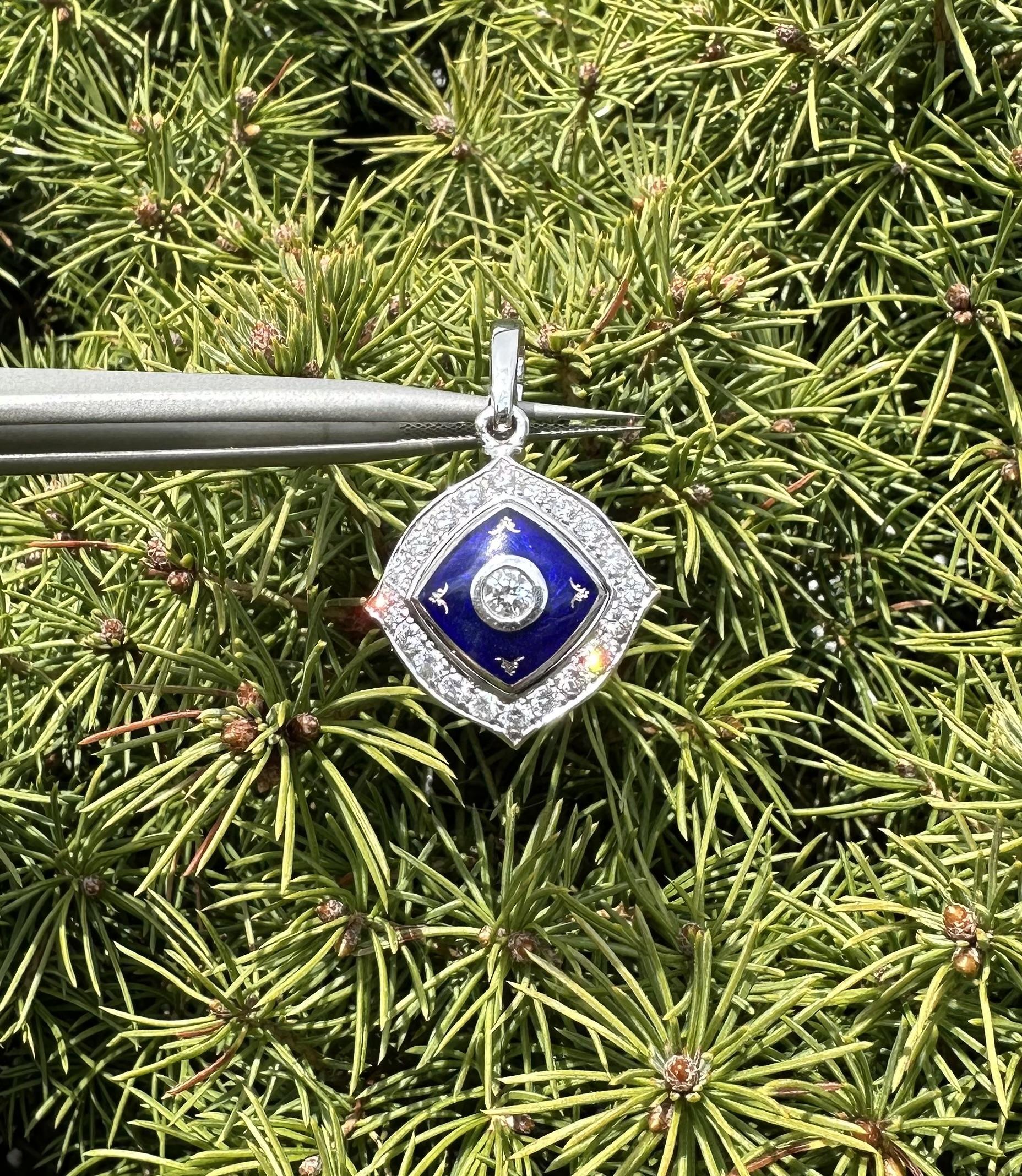Fabergé 18k or blanc 0.58ctw Diamond w/ Blue Enamel Work Enhancer Bail Pendentif en vente 3