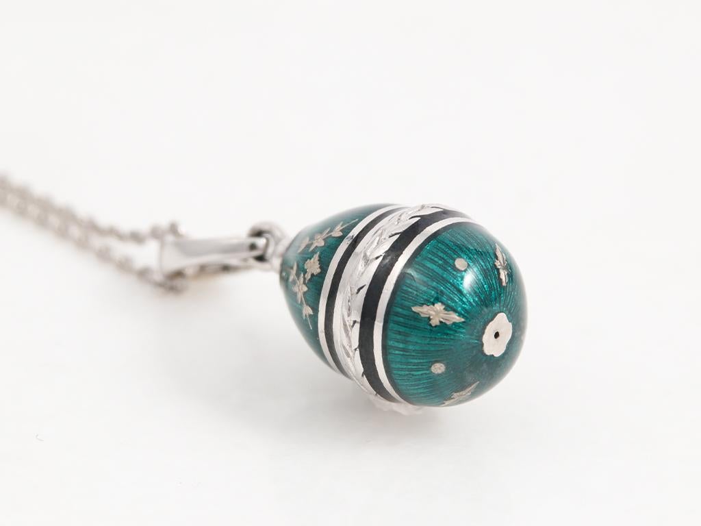 Fabergé egg-shaped pendant necklace, 18k white gold, translucent emerald green and black enamel with paillons, 50 cm

Reference: F1450/D2/00/16/101_V1712/00/00/00/10150
Brand: Faberge
Workmaster: Victor Mayer
Material: 750/- white gold (18k)
Shape: